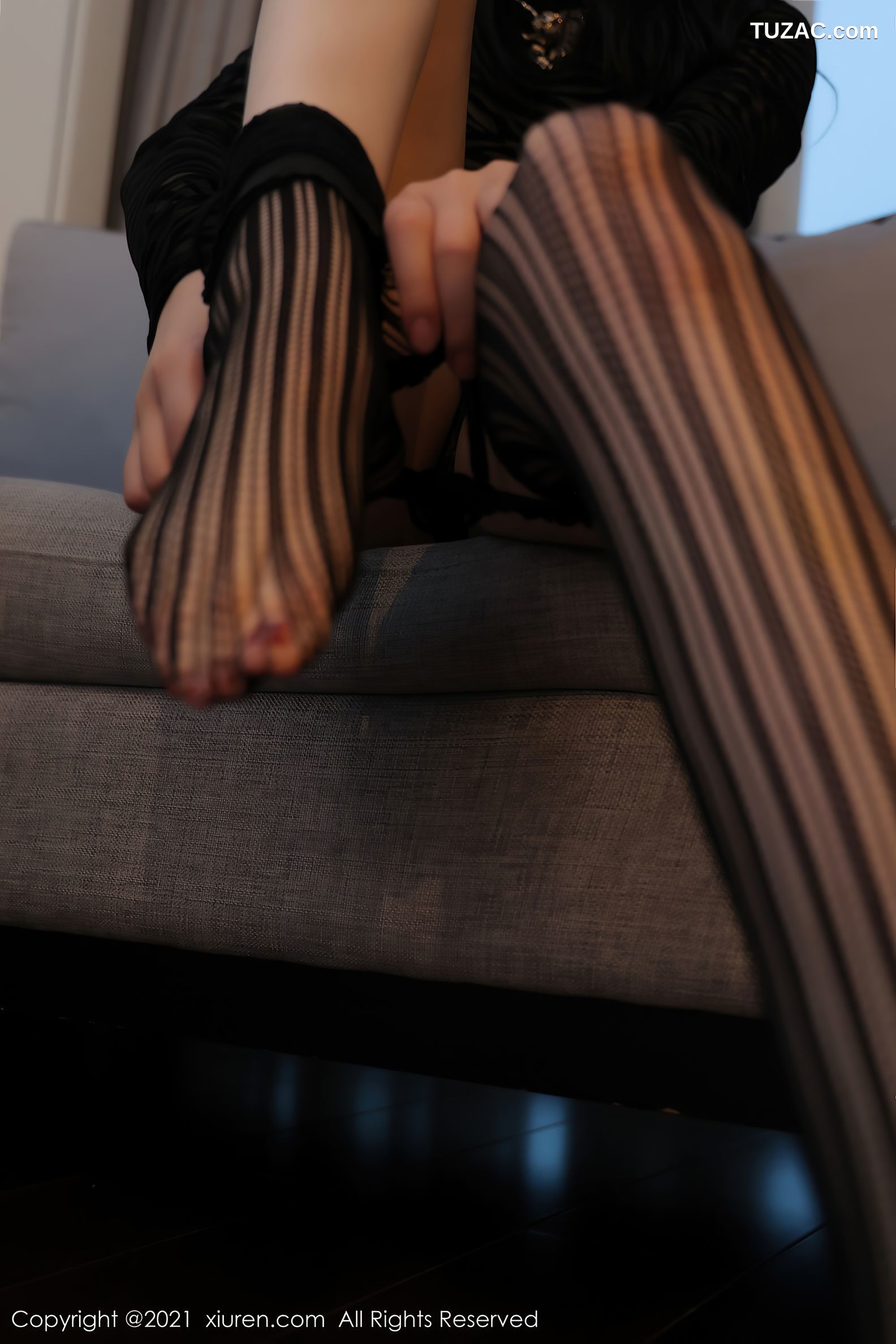 XiuRen秀人网-4076-Summer宝宝-魅惑黑色服饰黑丝吊带袜-2021.10.18