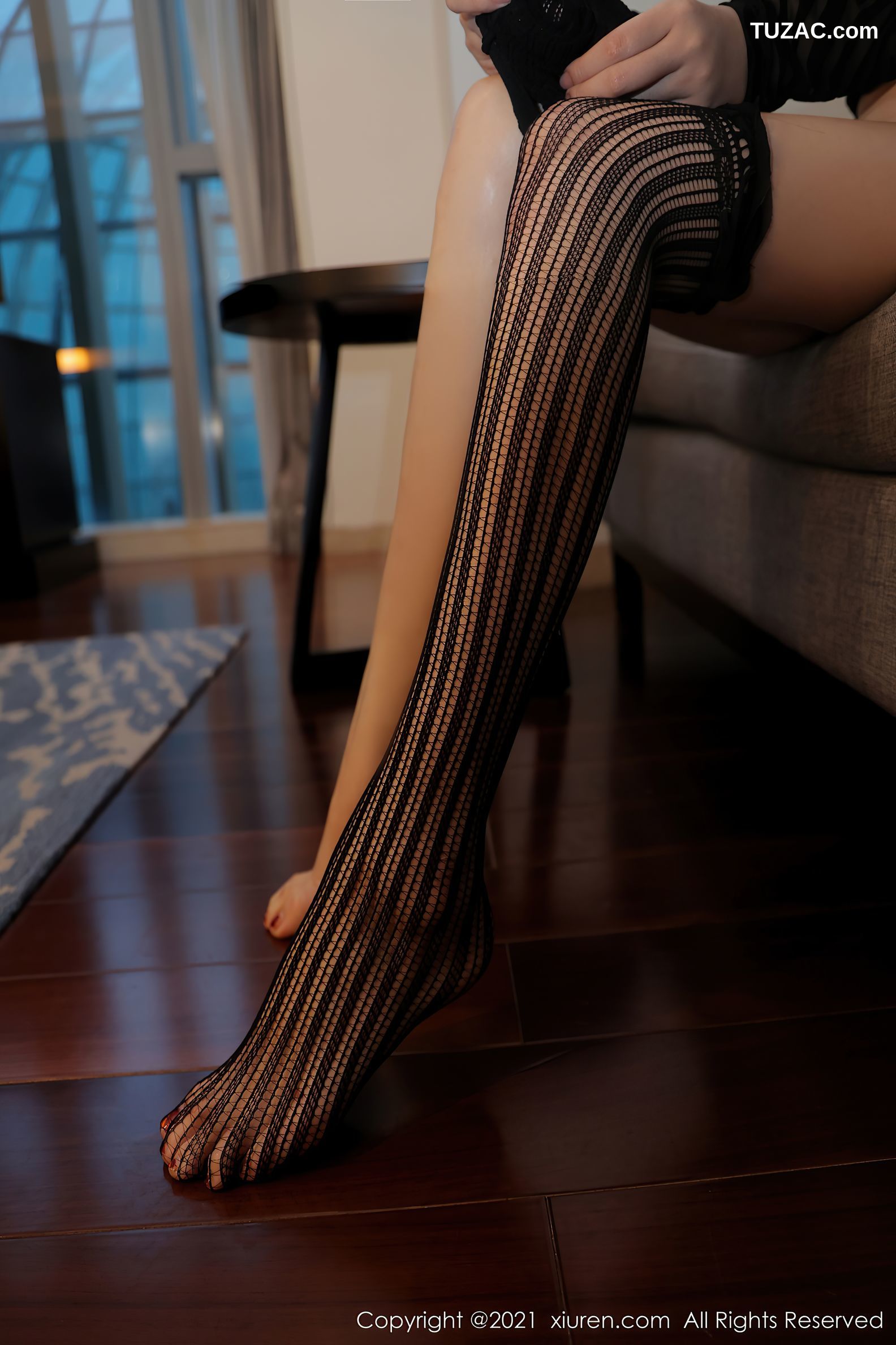 XiuRen秀人网-4076-Summer宝宝-魅惑黑色服饰黑丝吊带袜-2021.10.18