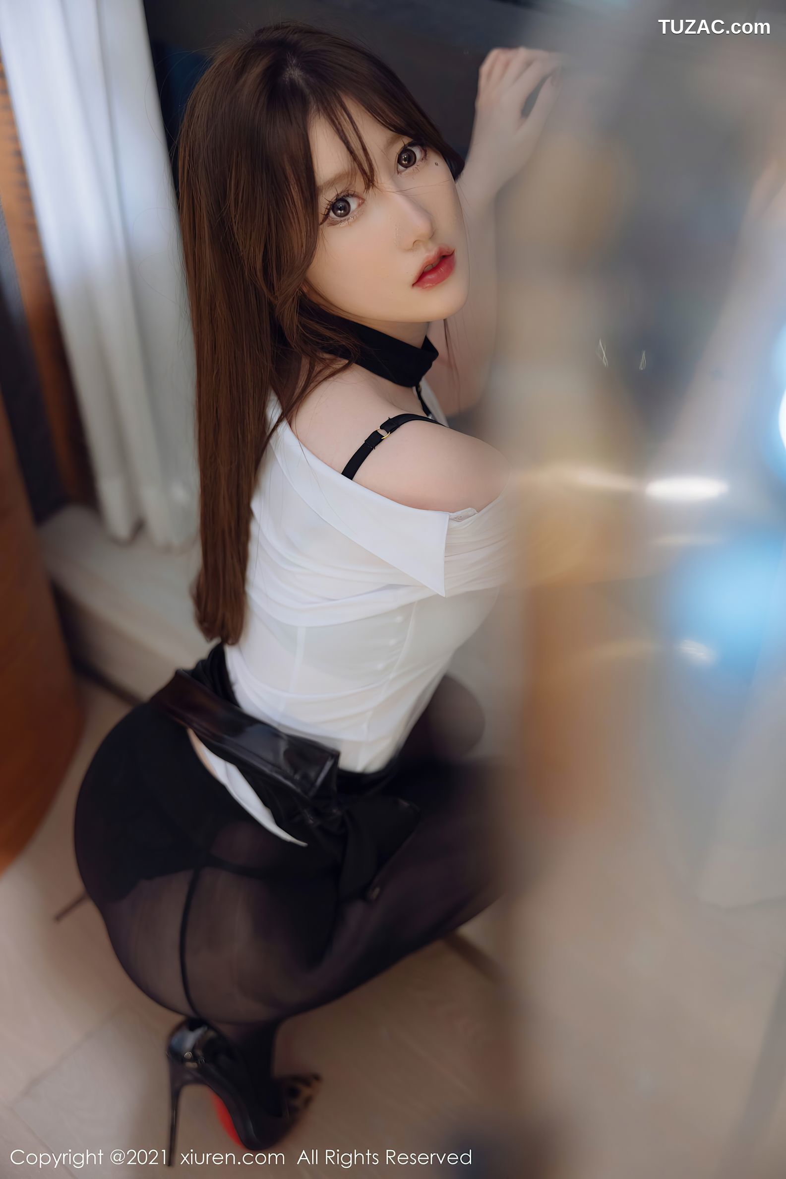 XiuRen秀人网-4395-美桃酱-白T黑色皮裙精致黑色内衣-2021.12.28