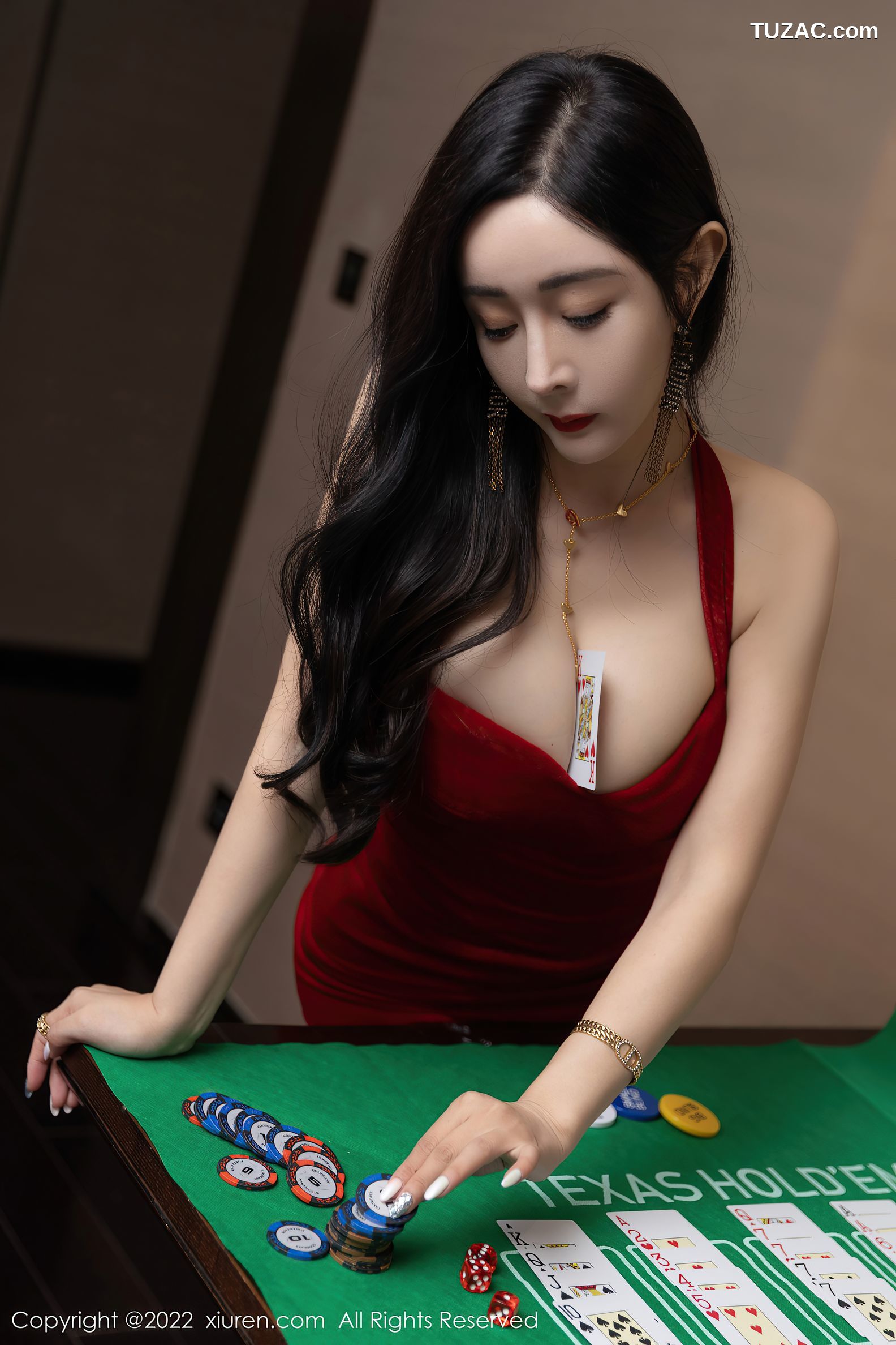 XiuRen秀人网-4434-允爾-三亚旅拍赌场情景主题低胸裙丰乳肥臀-2022.01.07