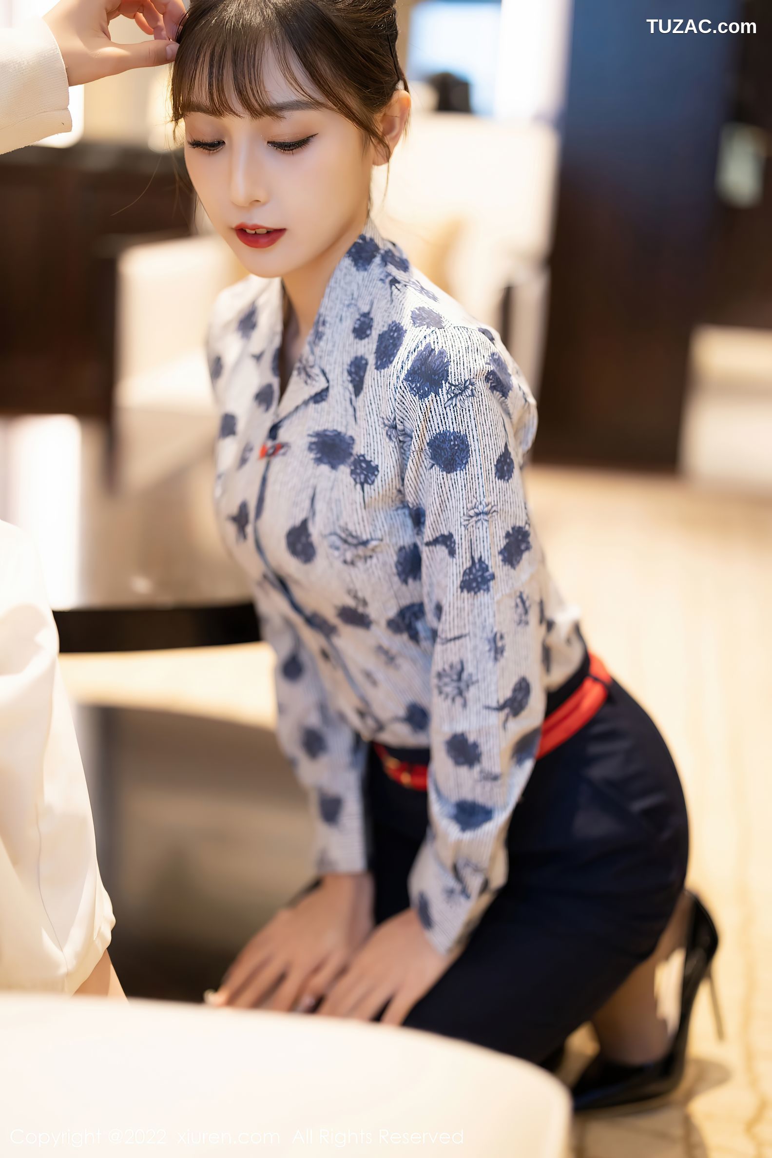 XiuRen秀人网-4447-林星阑-空姐制服性感黑色内衣灰丝裤袜-2022.01.11