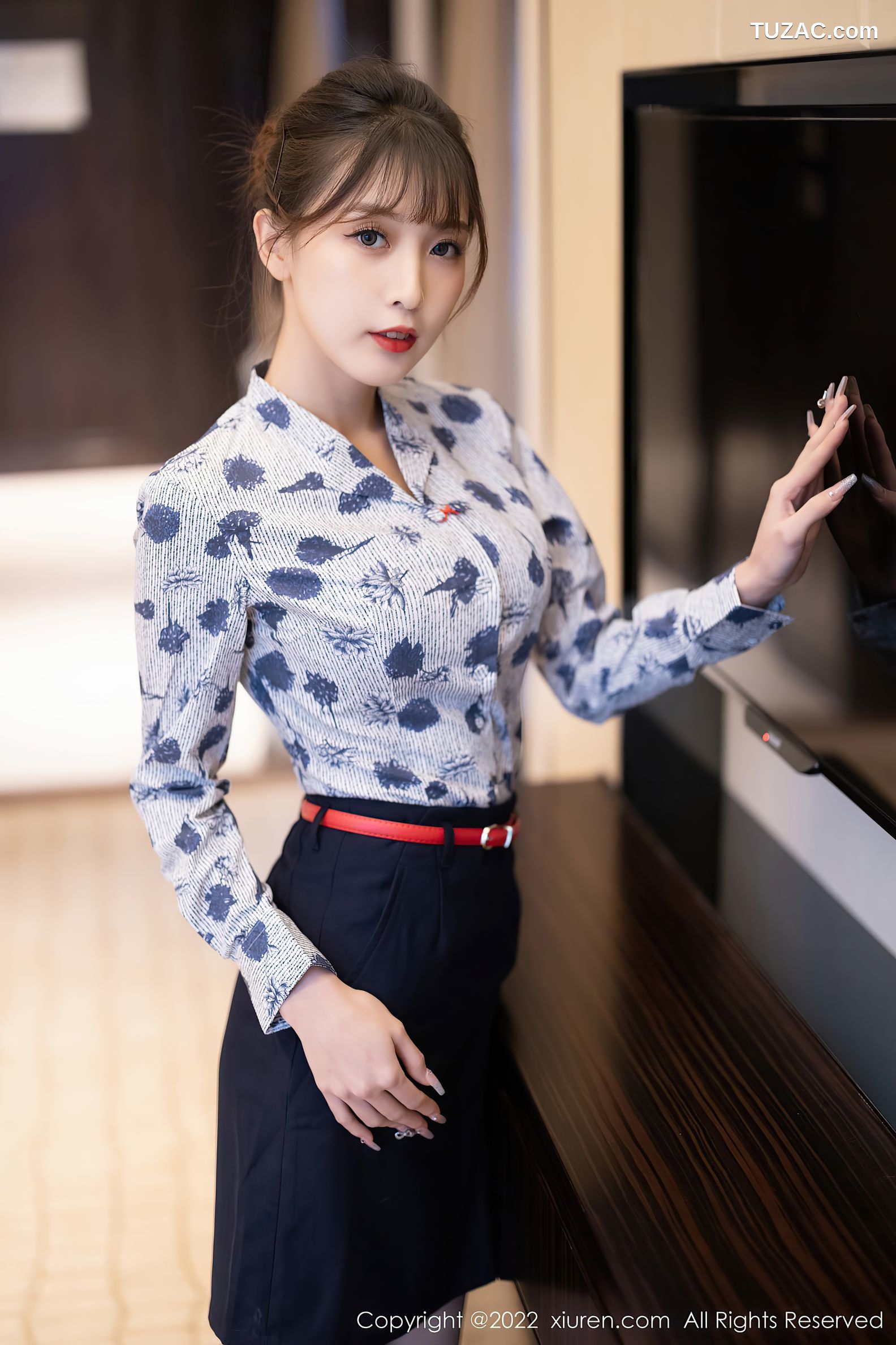 XiuRen秀人网-4447-林星阑-空姐制服性感黑色内衣灰丝裤袜-2022.01.11
