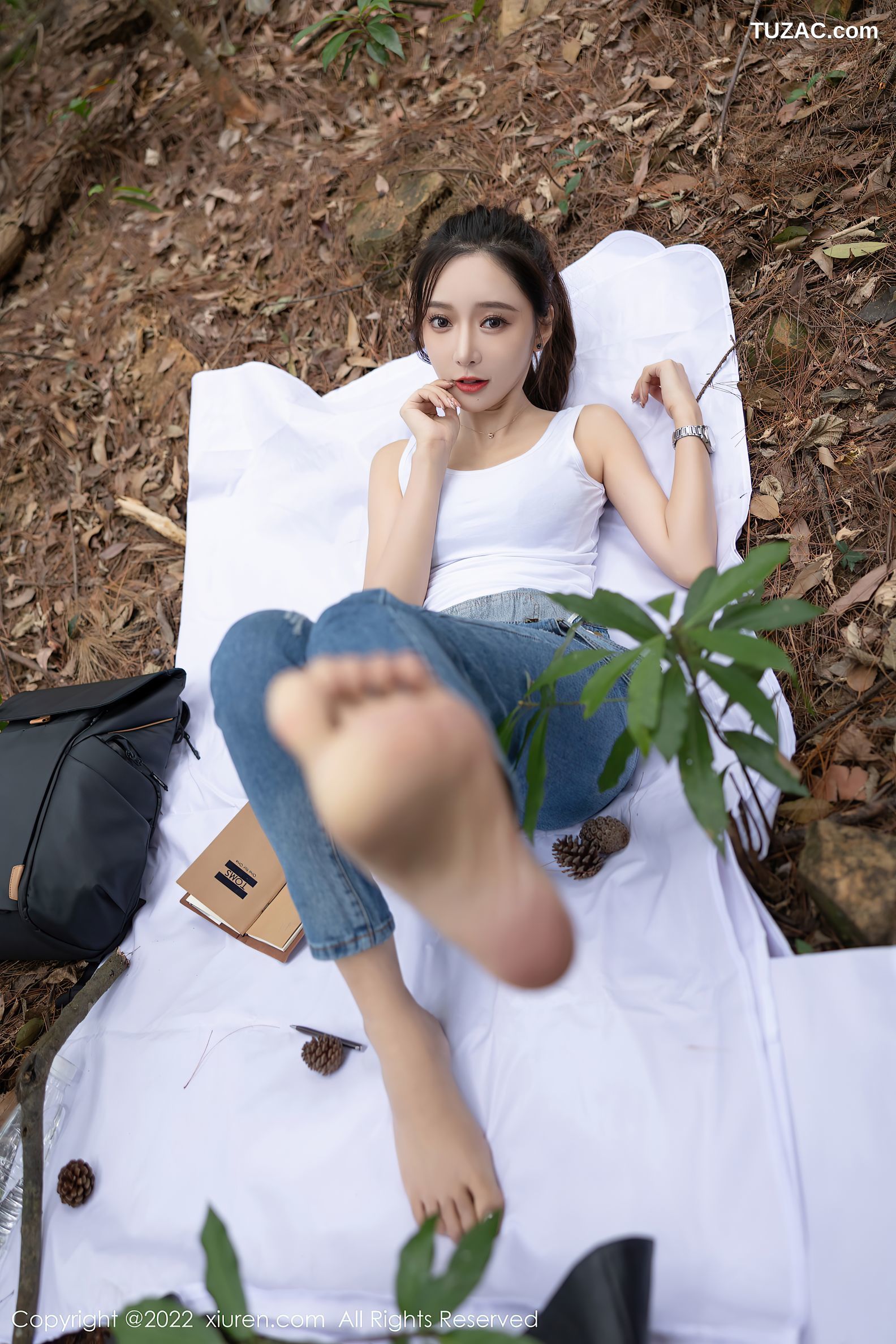 XiuRen秀人网-4465-王馨瑶Yanni-户外探险主题-牛仔背带服黑色内衣-2022.01.14