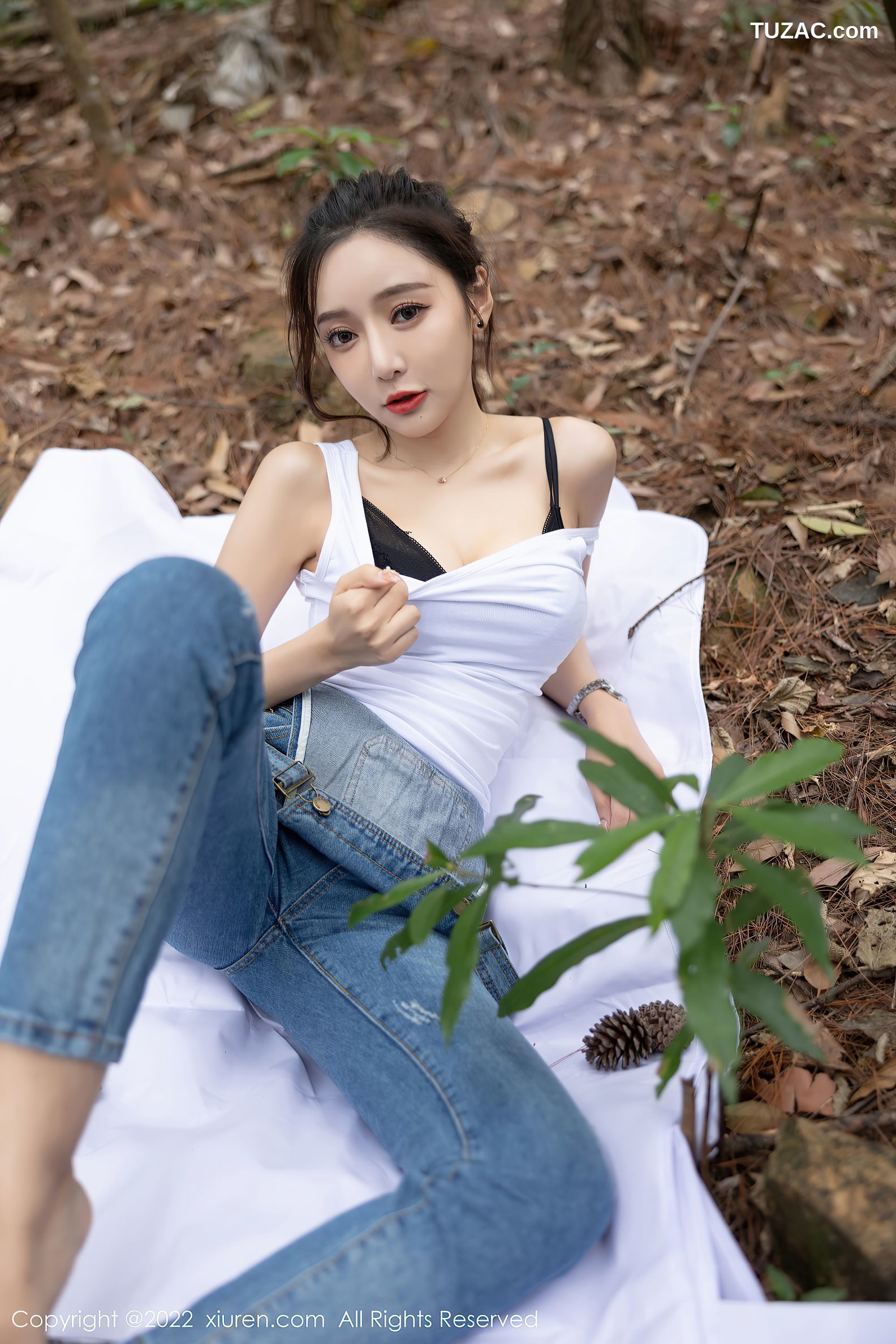 XiuRen秀人网-4465-王馨瑶Yanni-户外探险主题-牛仔背带服黑色内衣-2022.01.14