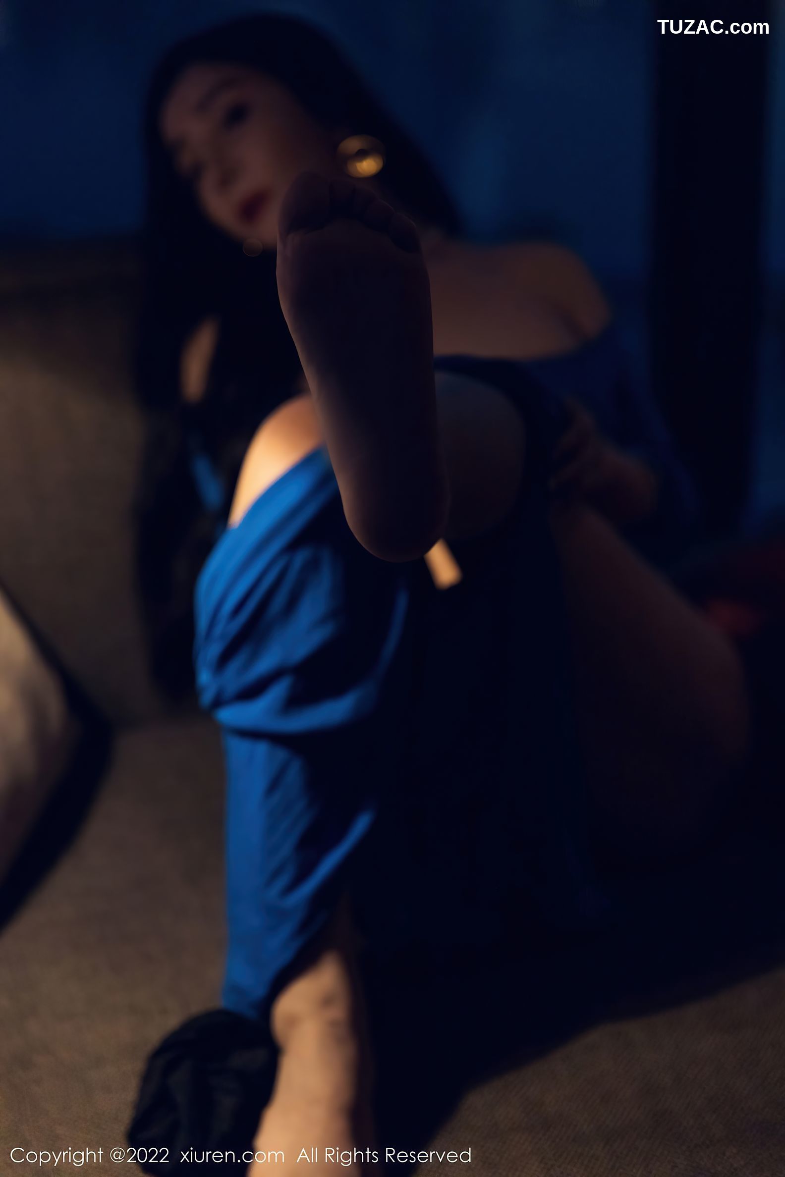XiuRen秀人网-4496-允爾-蓝色紧身连衣短裙黑丝-2022.01.21