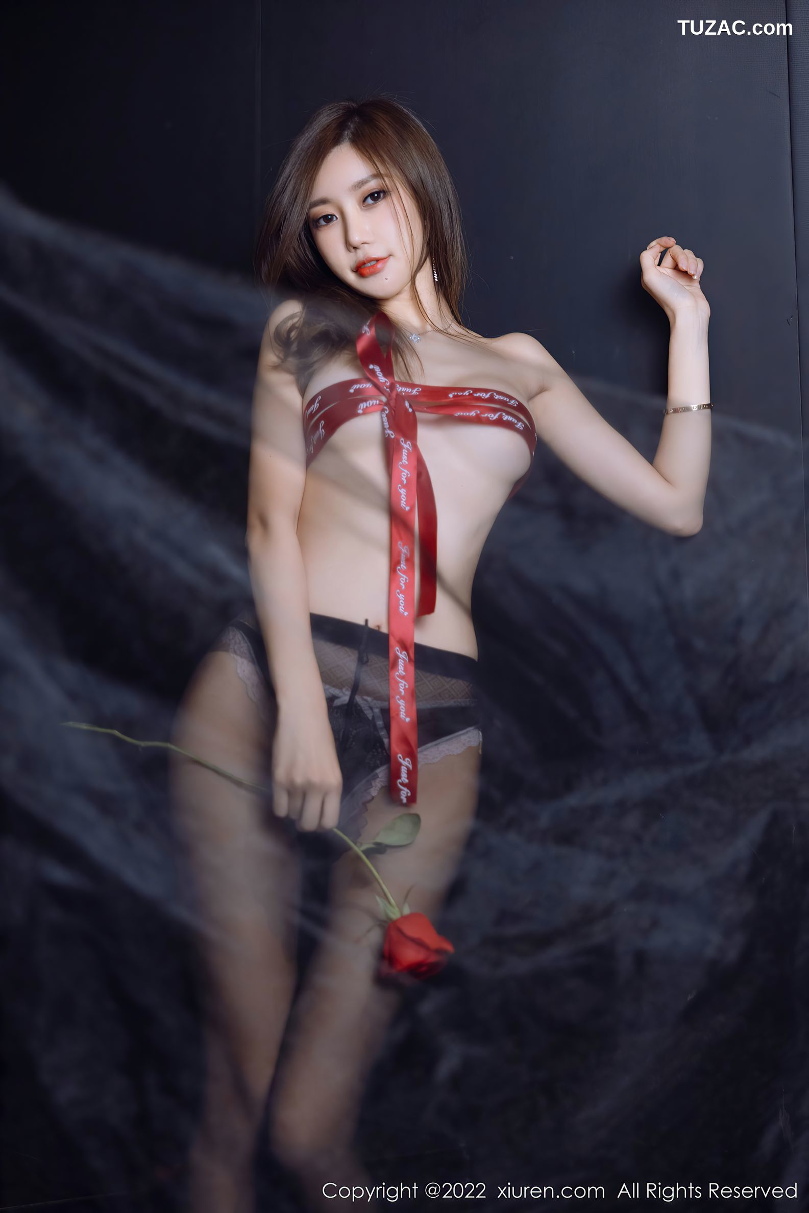 XiuRen秀人网-4498-绮里嘉Ula-黑色露肩连衣短裙黑色高跟鞋黑丝-2022.01.21