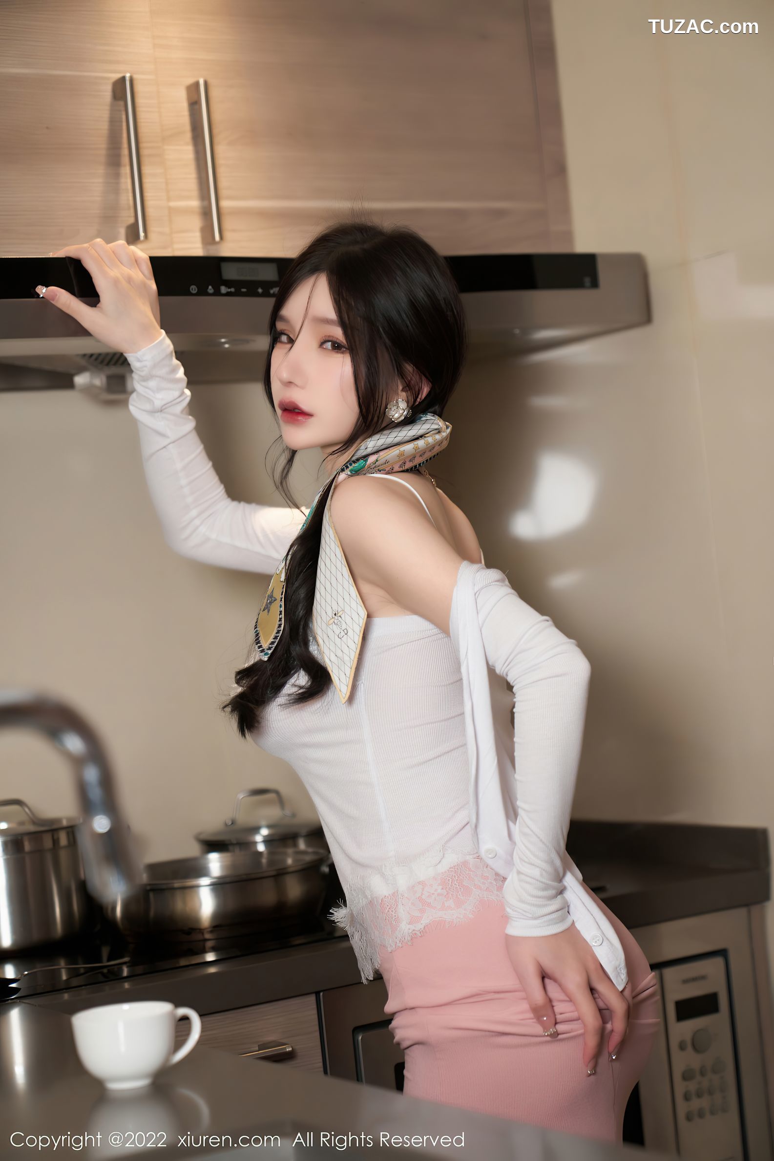 XiuRen秀人网-4517-周于希Sally-情节拍摄白色收身上衣粉色裙子-2022.01.26