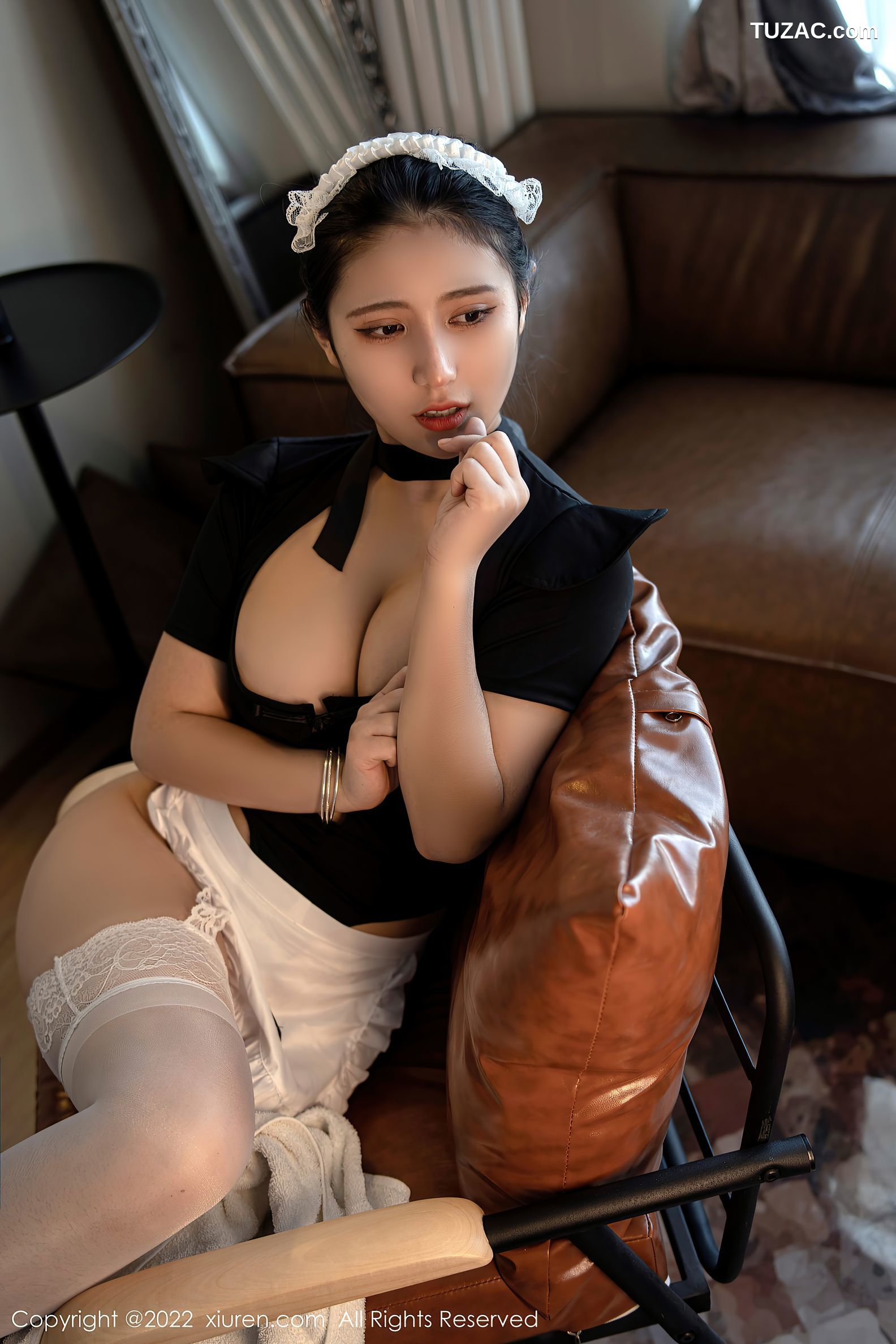 XiuRen秀人网-4554-久久Aimee-性感女仆装白色蕾丝吊带袜-2022.02.08