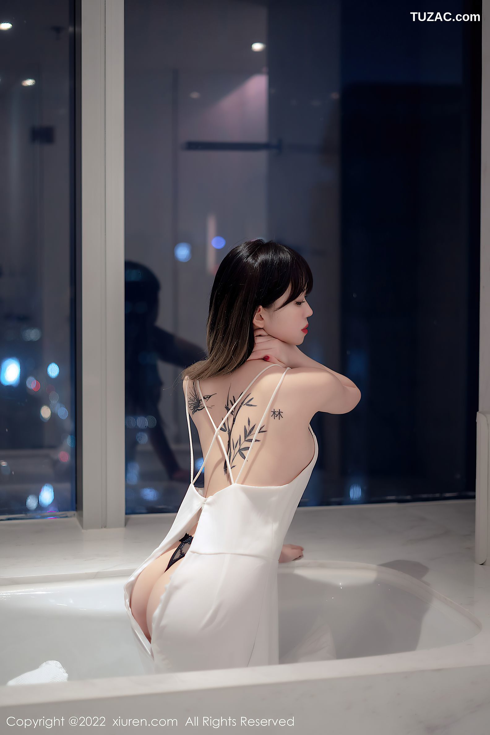 XiuRen秀人网-4611-奶瓶-浴室白色轻透薄纱吊带长裙-2022.02.21