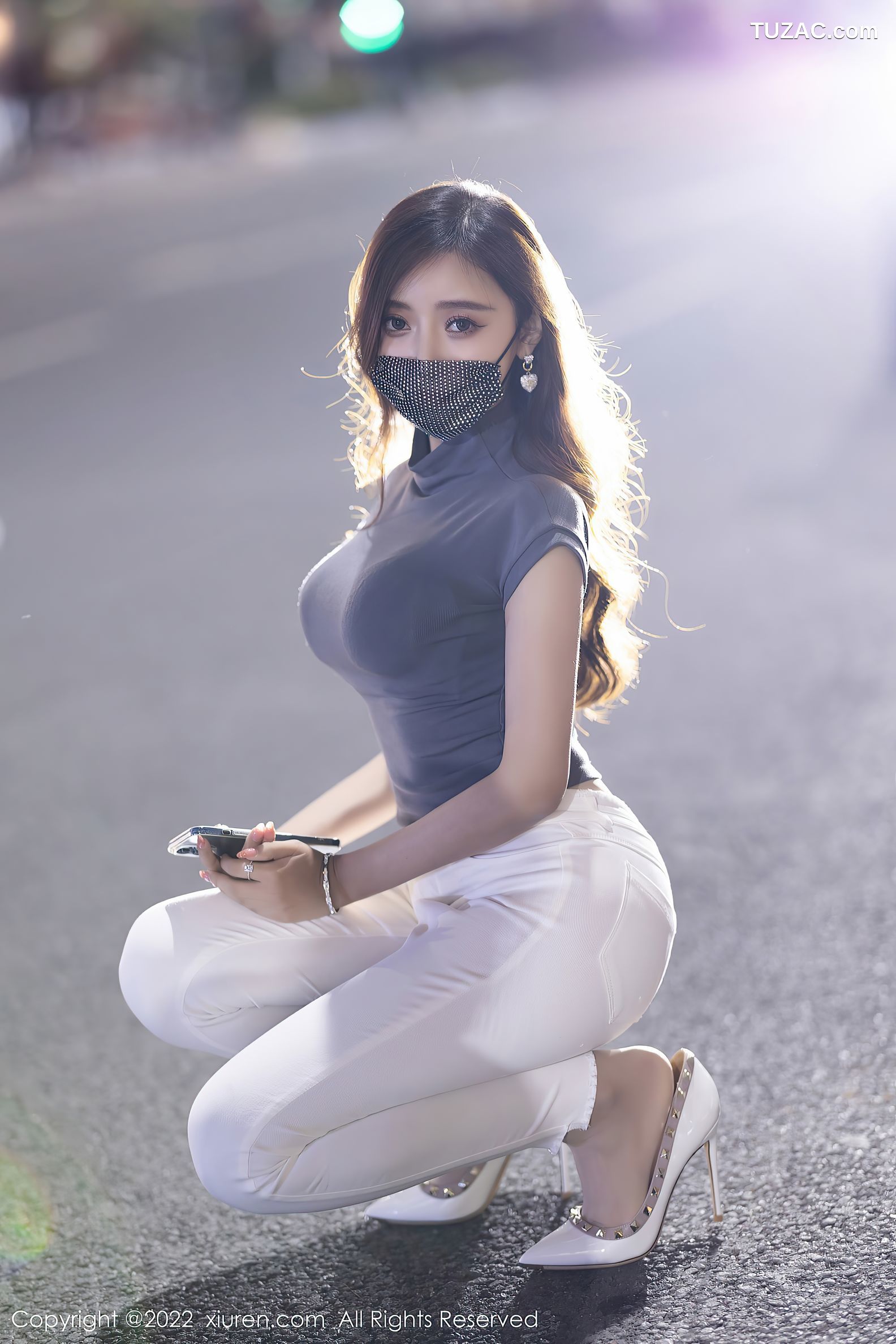 XiuRen秀人网-4621-王馨瑶Yanni-深灰色收身上衣白色长裤-2022.02.22