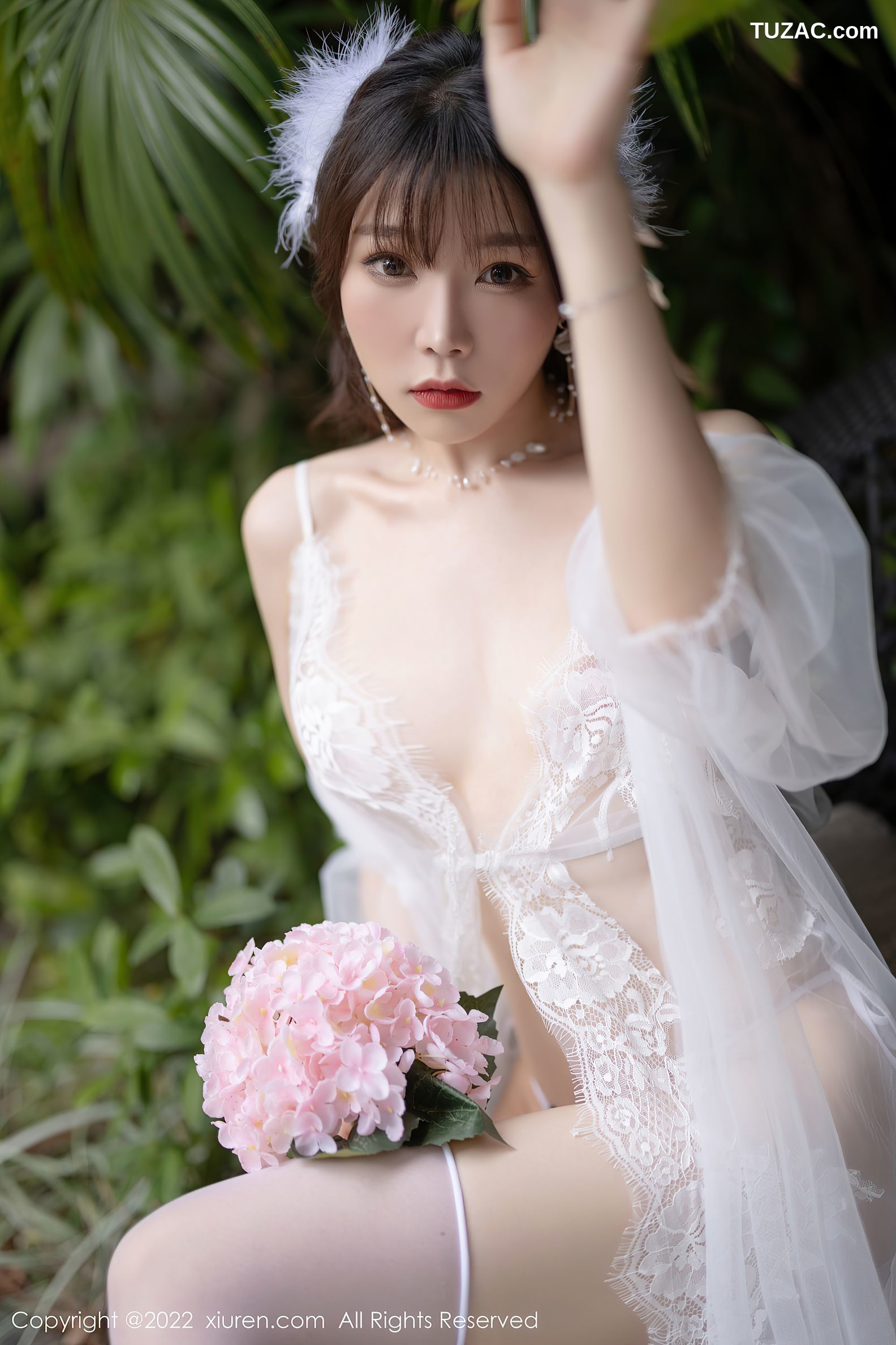 XiuRen秀人网-4704-芝芝Booty-户外白色轻透蕾丝白丝袜-2022.03.11