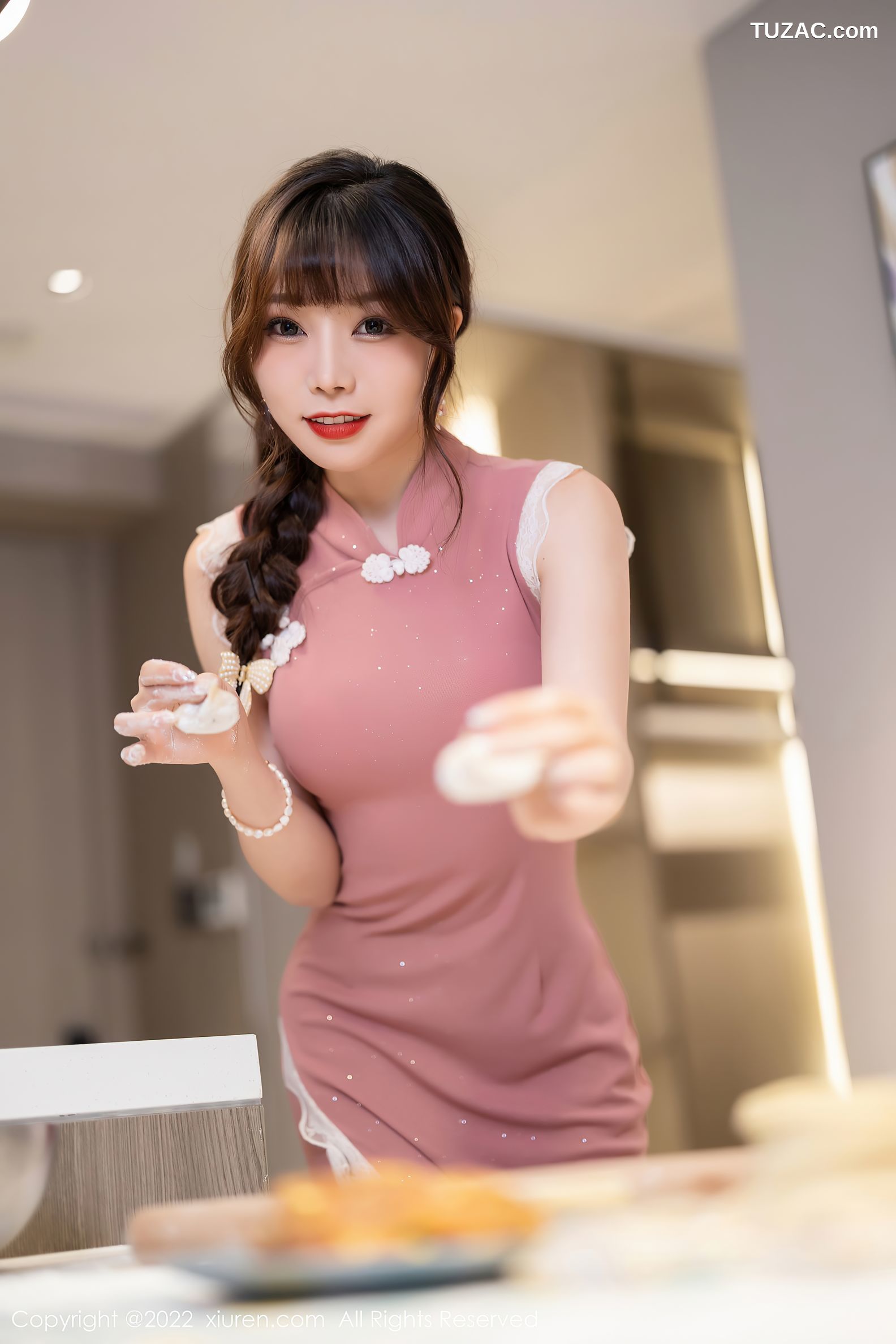 XiuRen秀人网-4848-芝芝Booty-厨娘角色主题粉红色旗袍黑丝-2022.04.11