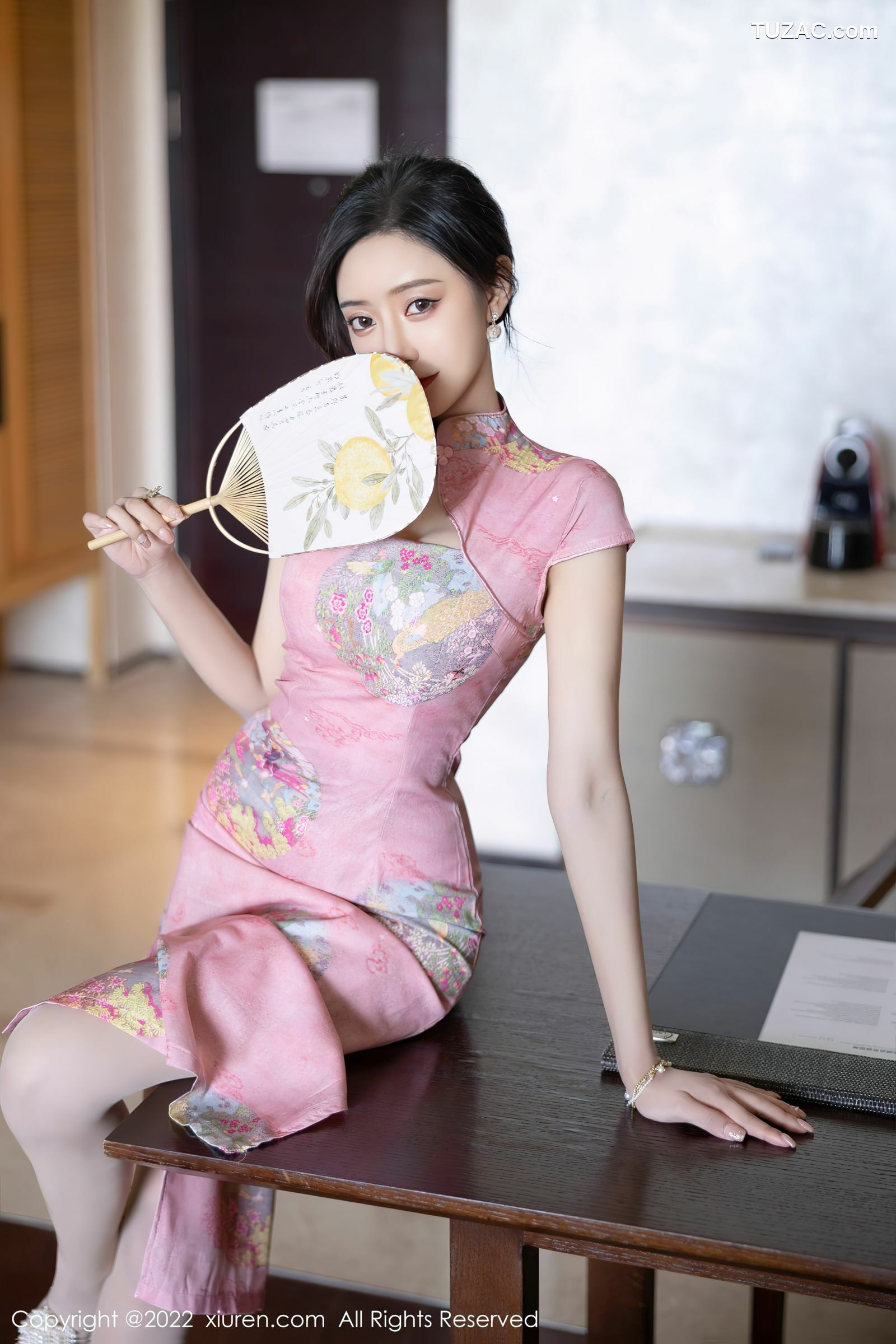 XiuRen-No.5007-王馨瑶yanni-粉红旗袍白内衣