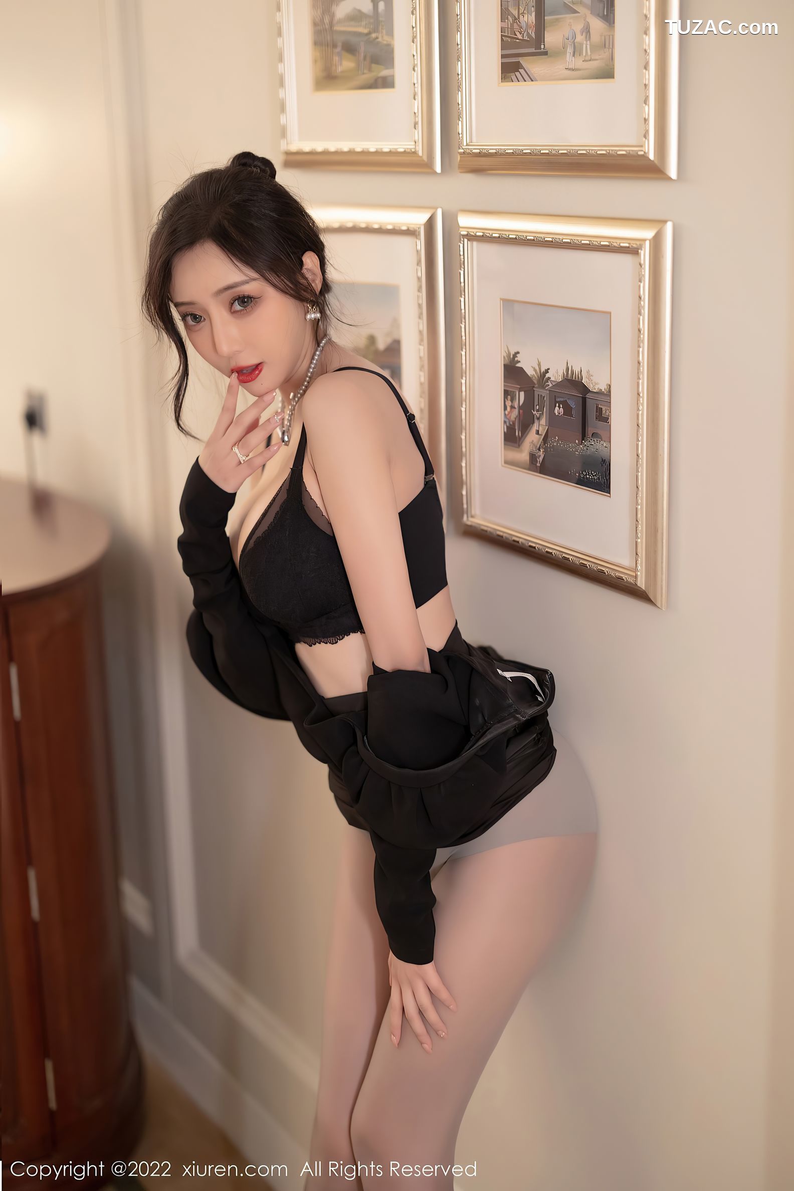 XiuRen-No.5251-王馨瑶-黑低胸短礼服搭黑丝