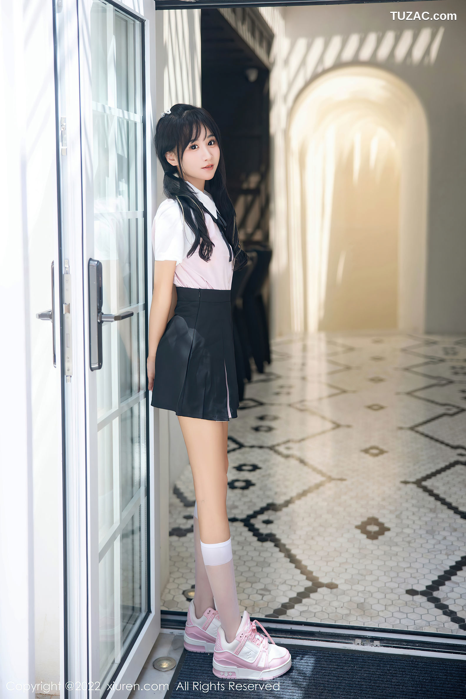 XiuRen-No.5443-小果冻儿-白衫黑裙学生装粉内衣