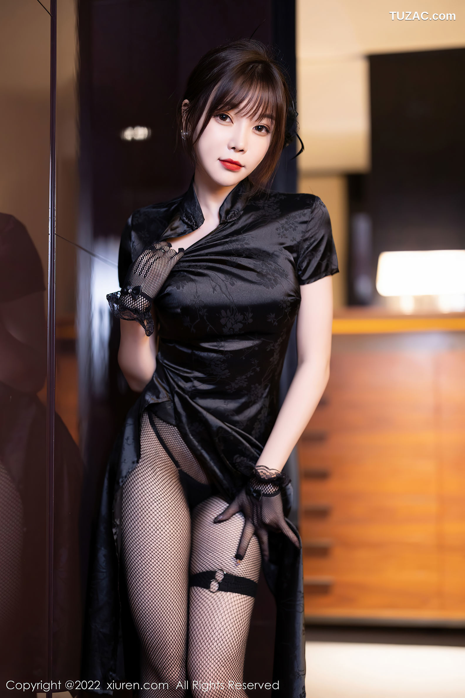 XiuRen-No.5532-徐莉芝-黑旗袍黑丝黑网袜