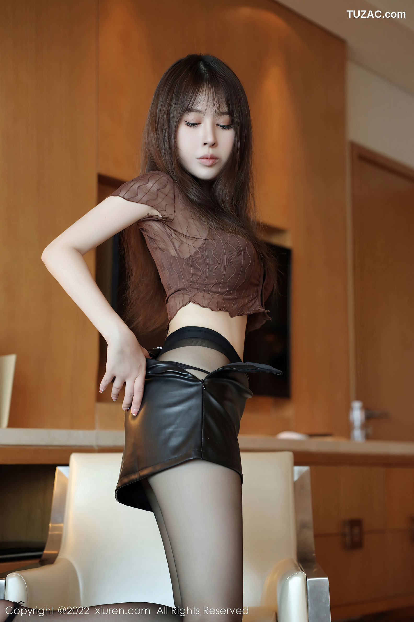 XiuRen-No.5649-艾莉-褐色短T皮短裙黑丝