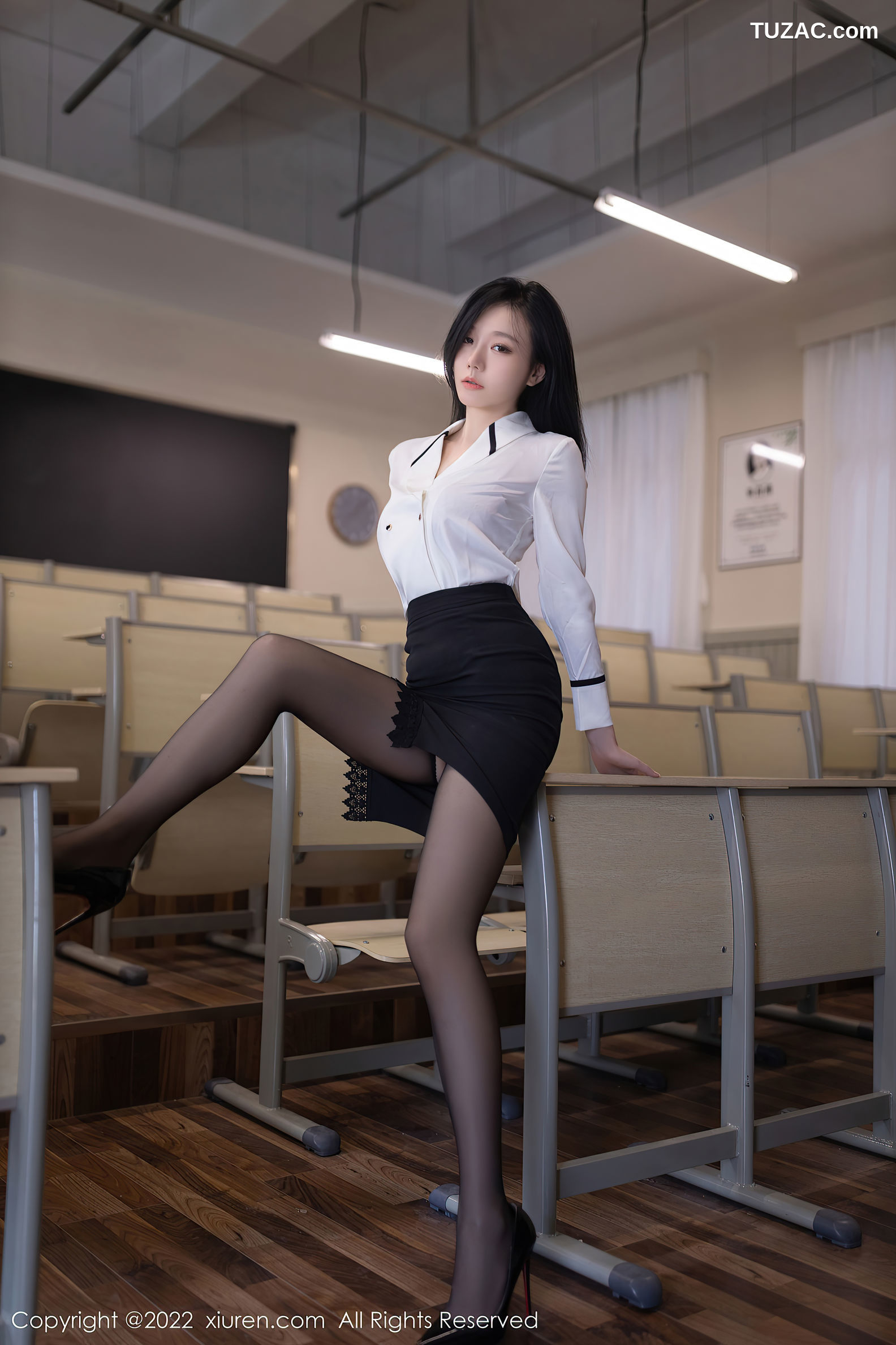 XiuRen-No.5650-安然-白衬衫黑短裙粉内衣美女教师
