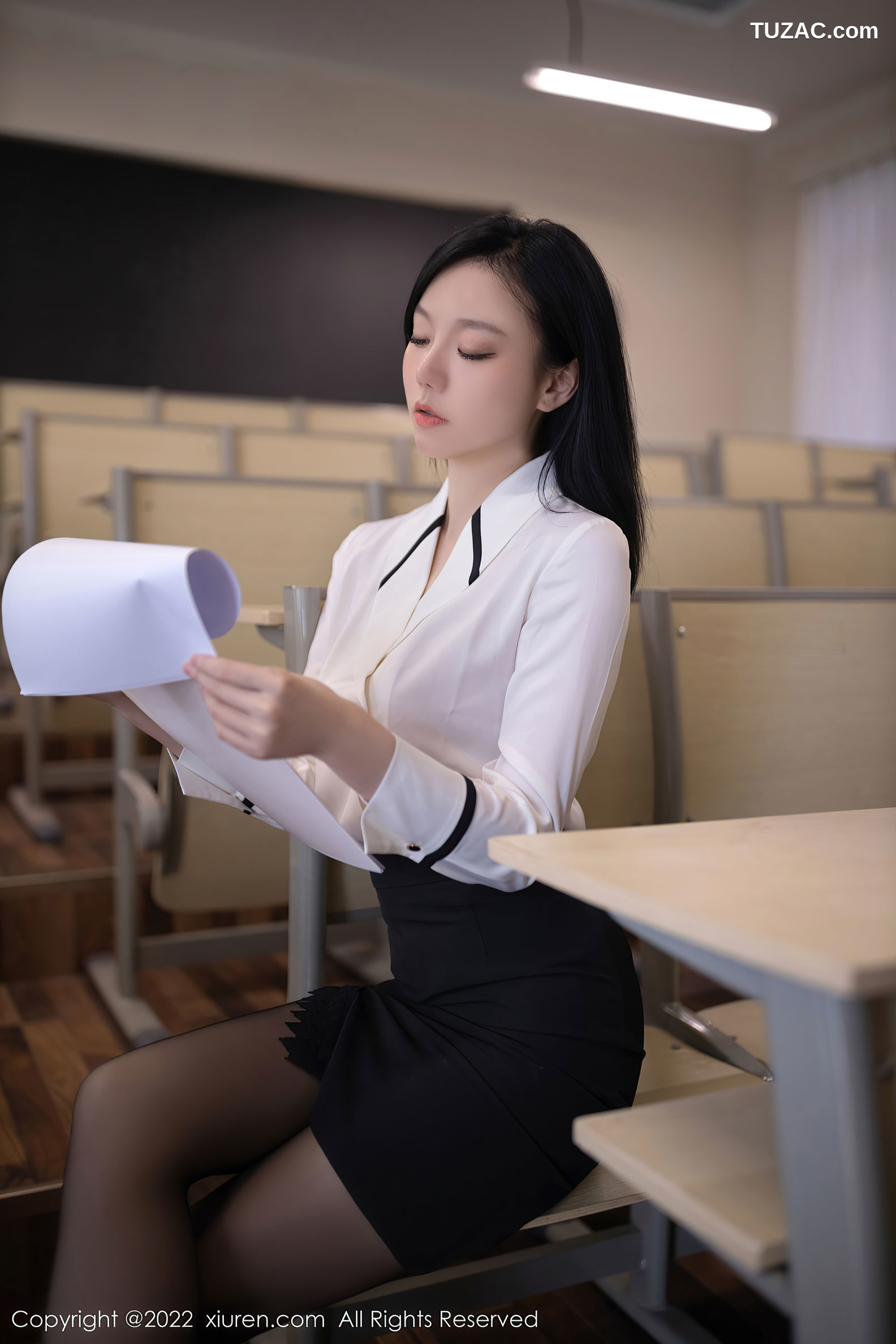 XiuRen-No.5650-安然-白衬衫黑短裙粉内衣美女教师