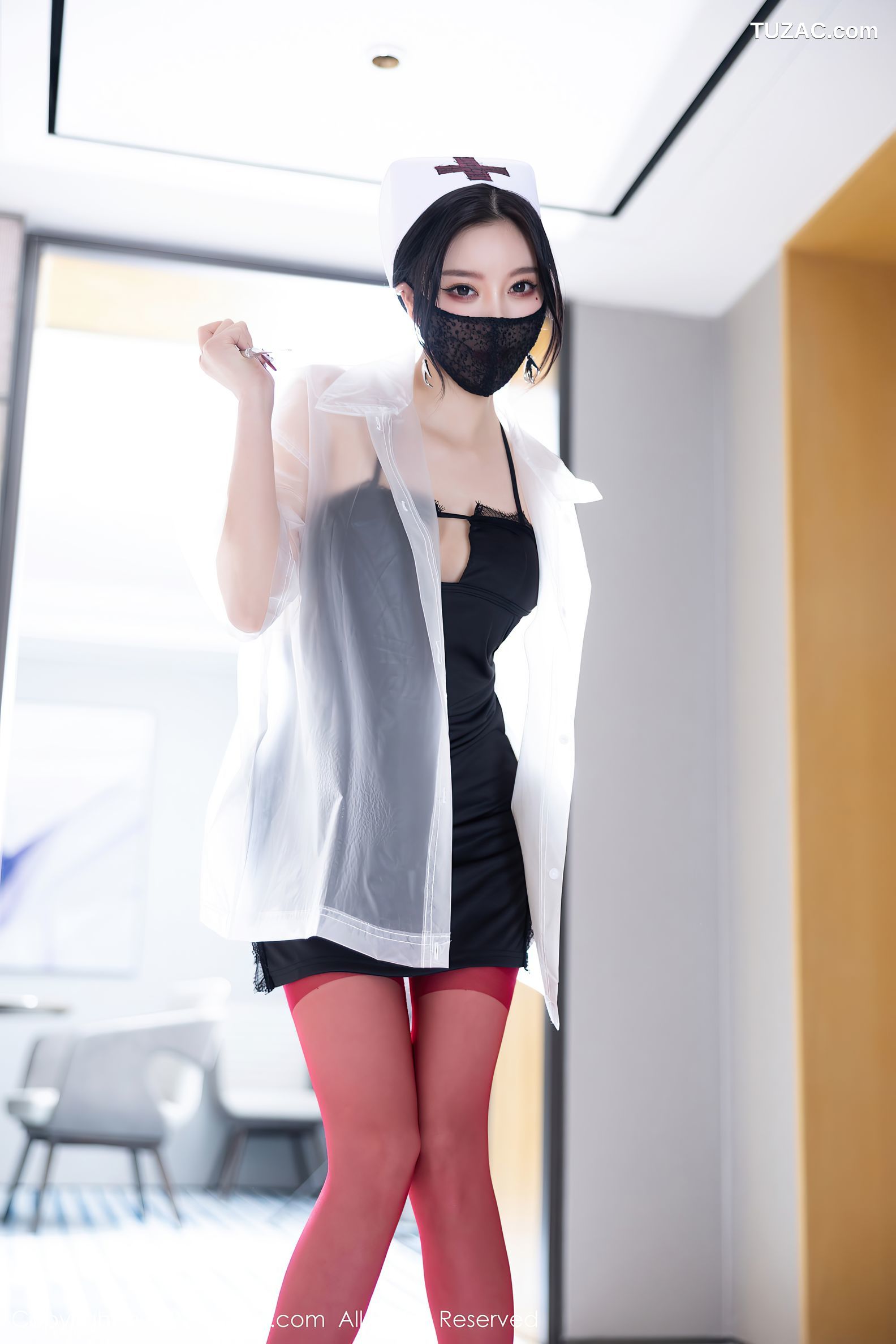 XiuRen-No.5751-杨晨晨-穿红长筒袜的性感护士