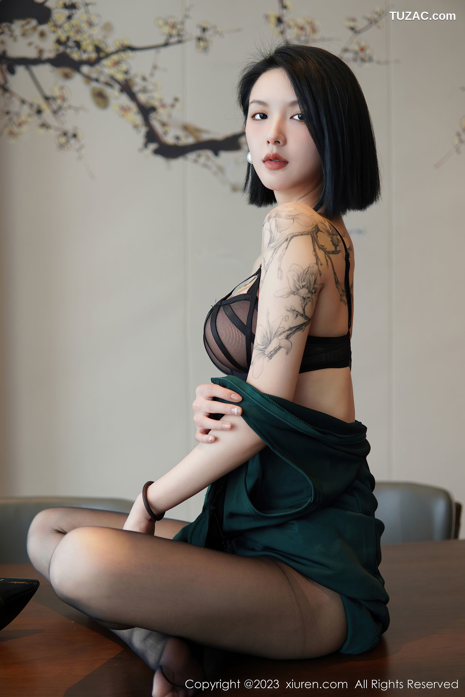 XiuRen秀人网-6205-乔一一-深绿色旗袍黑色内衣黑丝