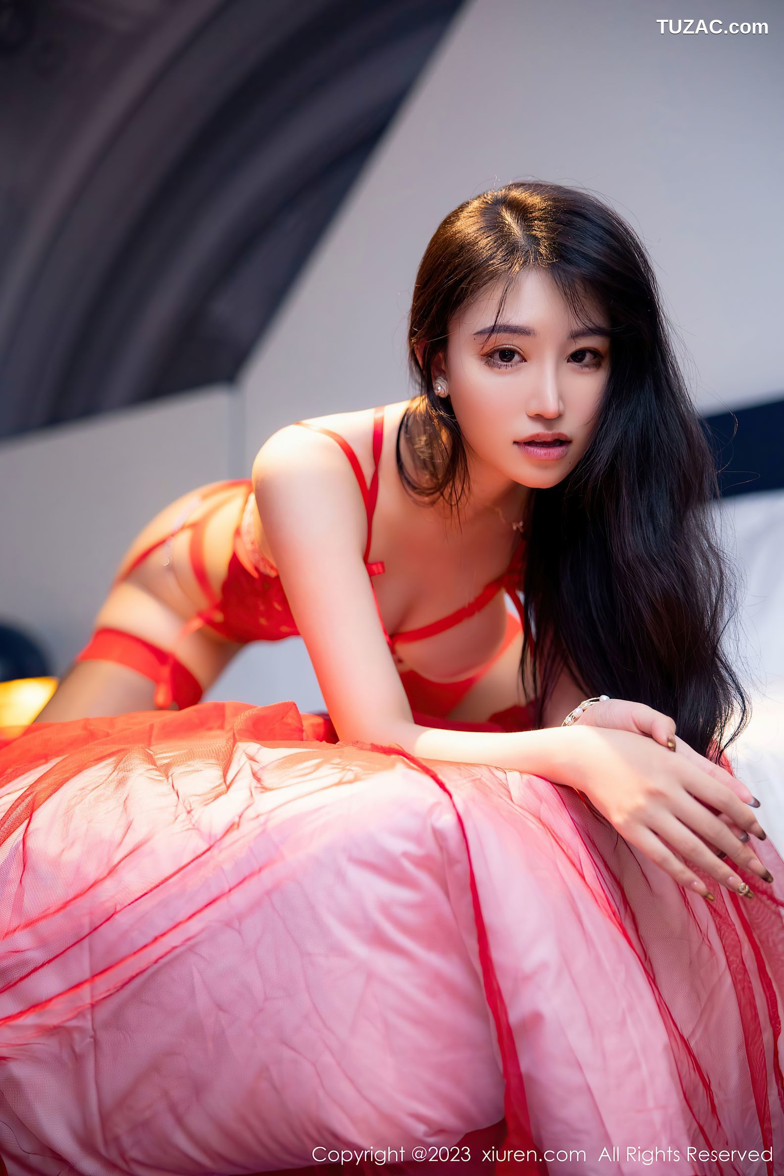 XiuRen秀人网-6237-司柠-红色蕾丝情趣服饰黑丝吊带袜