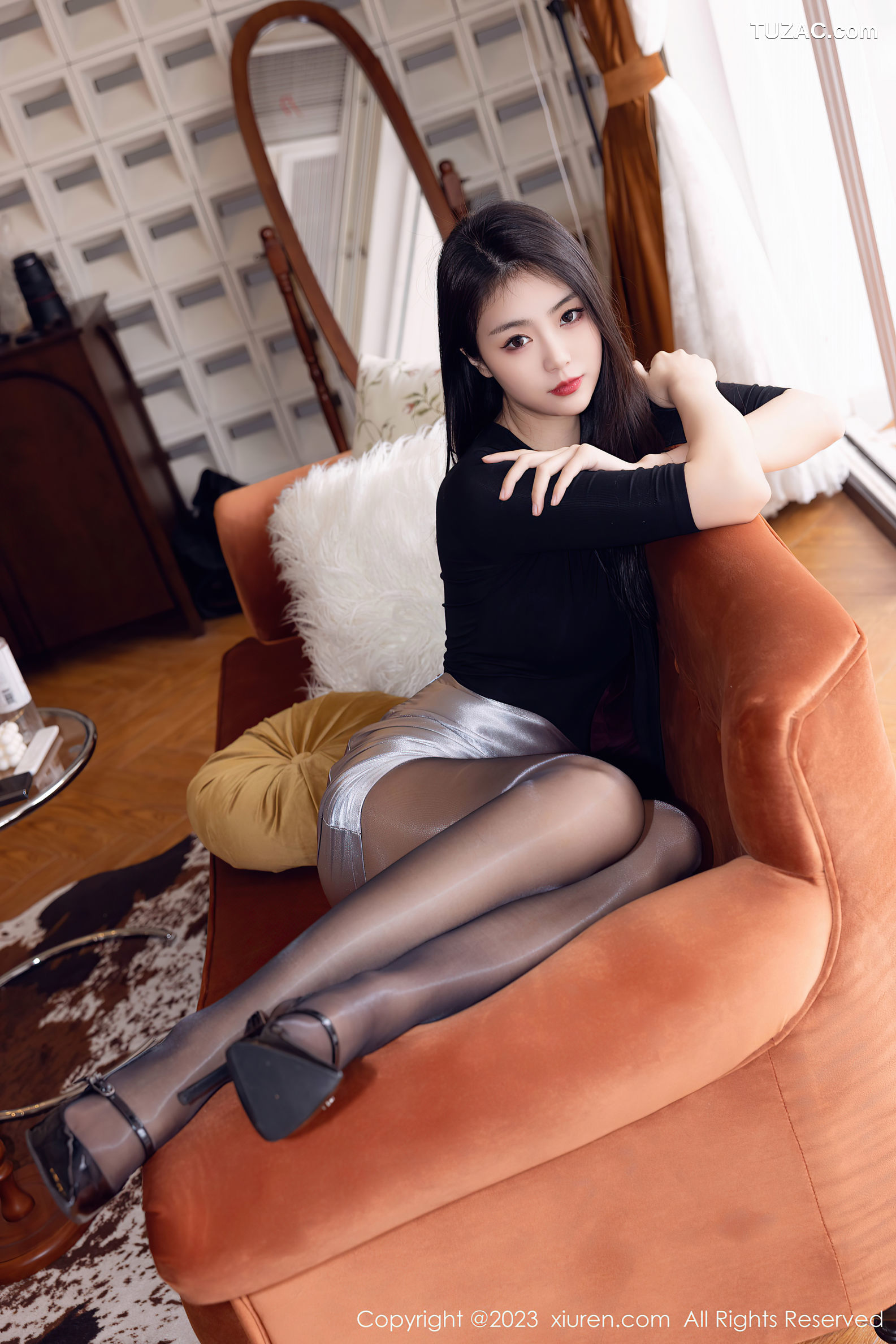 XiuRen秀人网-6493-可樂Vicky-黑上衣银色短裙闪亮黑丝-2023.03.29