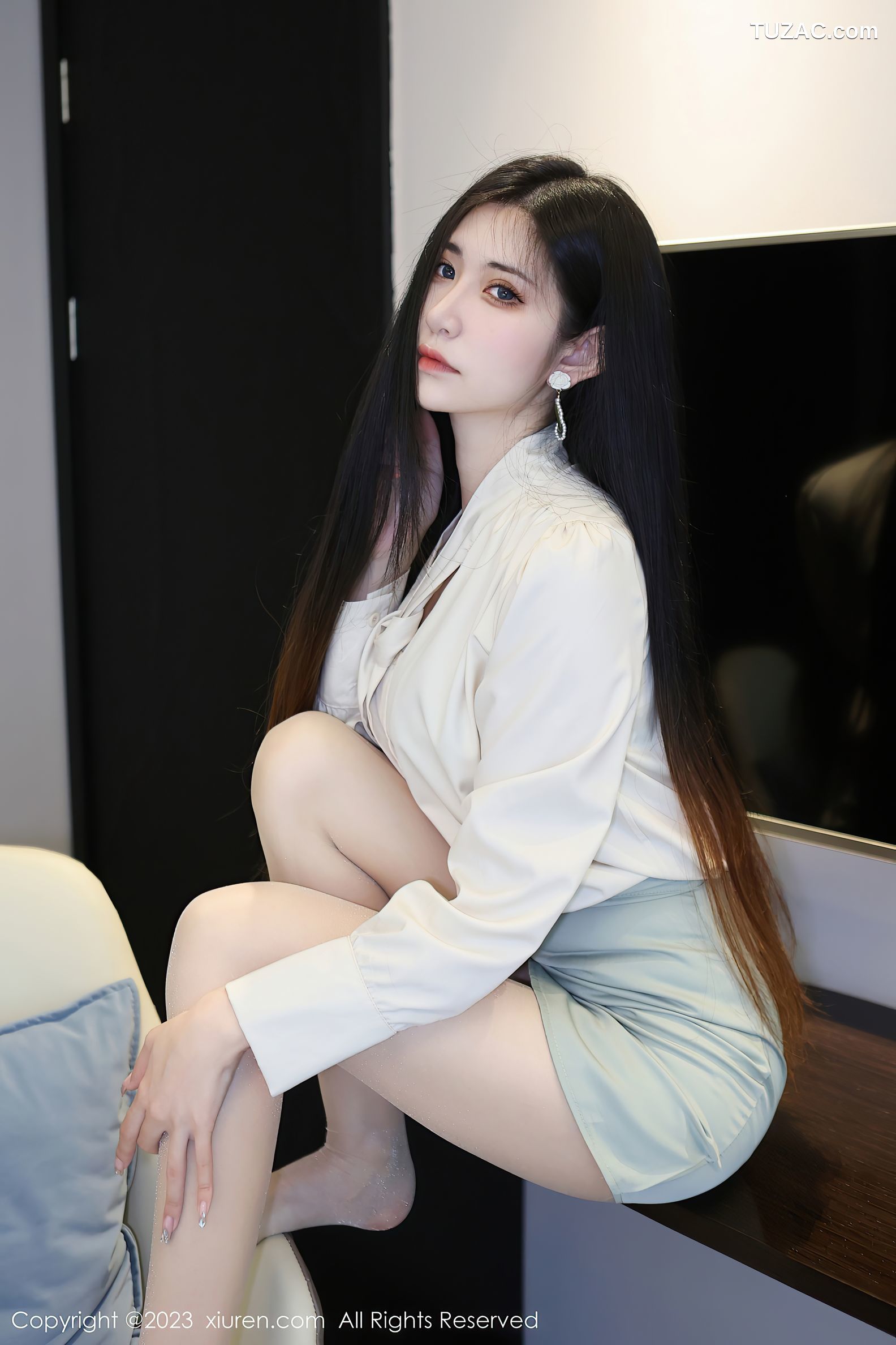 XiuRen秀人网-6547-依娜Yina-浅色上衣灰绿短裙蕾丝内衣-2023.04.10