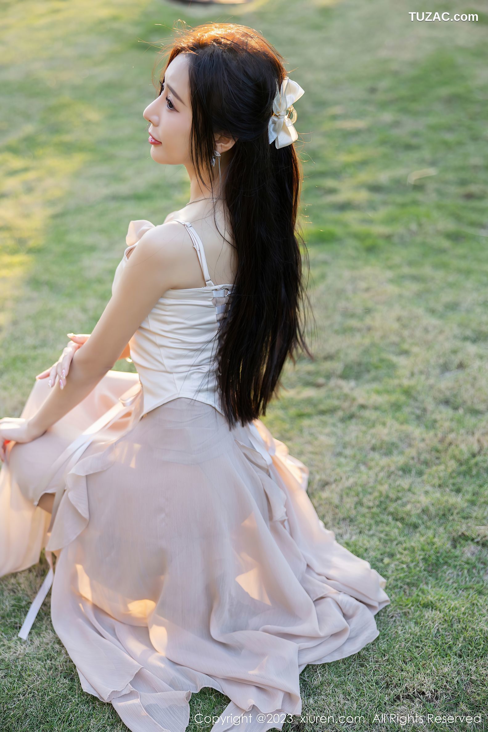 XiuRen秀人网-6581-王馨瑶Yanni-浅暖色吊带长裙肉色蕾丝袜-2023.04.14