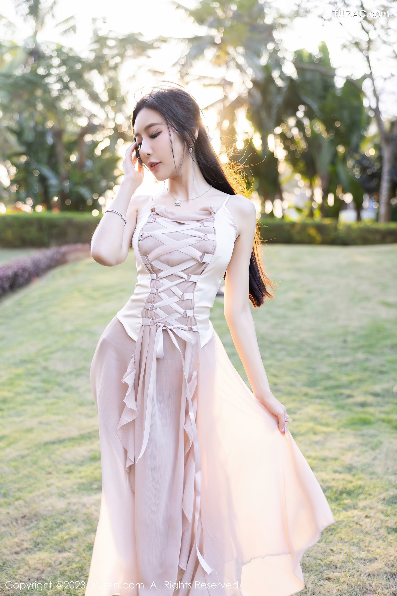 XiuRen秀人网-6581-王馨瑶Yanni-浅暖色吊带长裙肉色蕾丝袜-2023.04.14