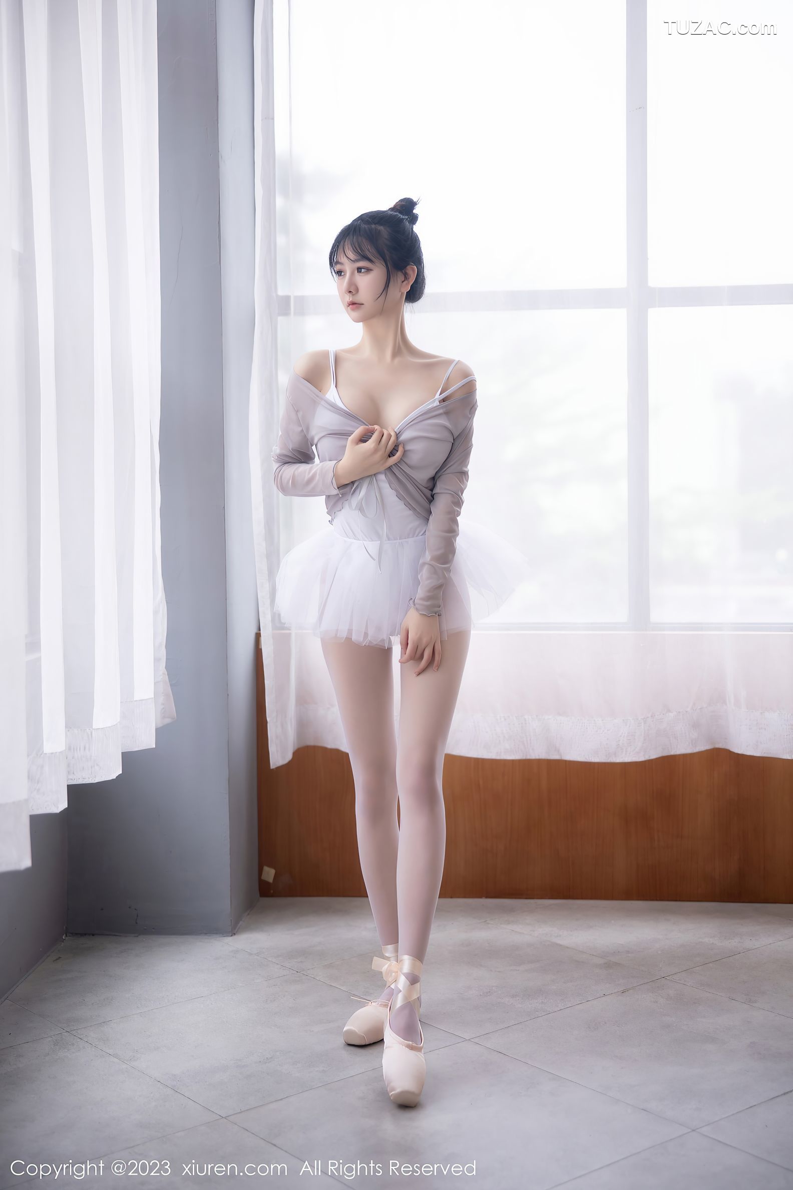 XiuRen秀人网-6592-谢小蒽-淡灰色芭蕾舞裙白色丝袜-2023.04.18