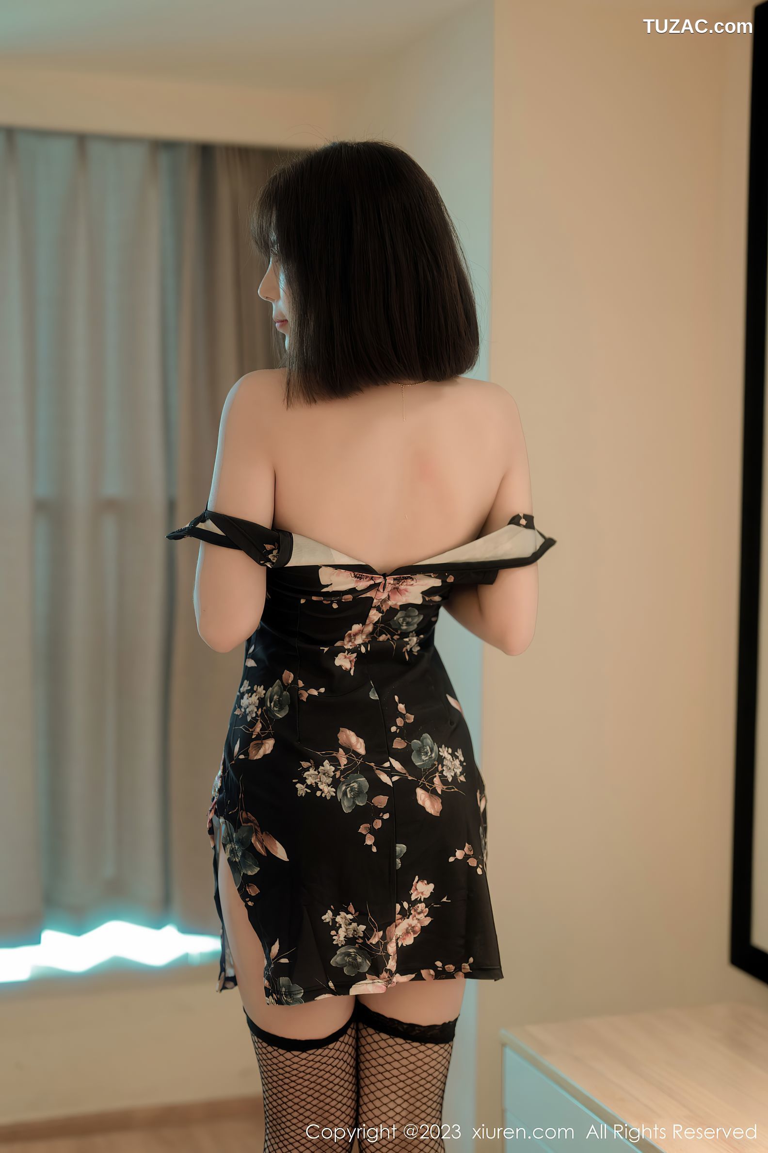 XiuRen秀人网-6692-徐甜心-深色带图案旗袍半撩黑色丁字裤-2023.05.08