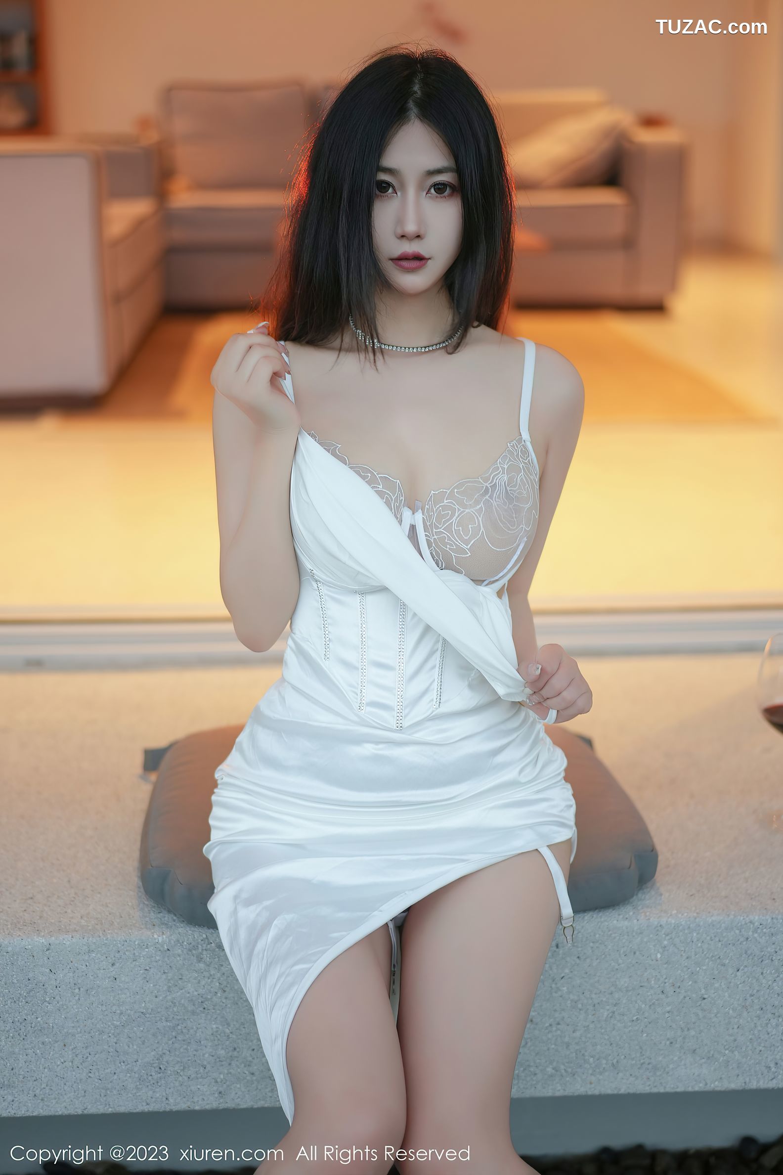 XiuRen秀人网-6729-Laura阿姣-白色吊带长裙浅色轻透蕾丝内衣-2023.05.12