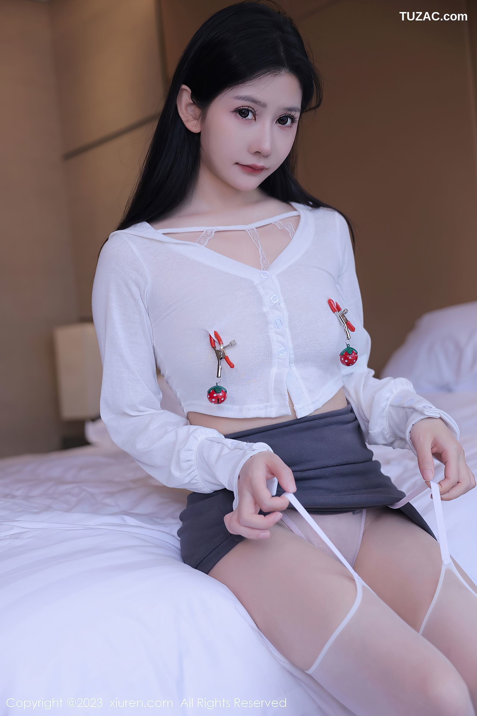 XiuRen秀人网-6751-尹甜甜-白色短款衣灰短裙白丝吊带袜-2023.05.17