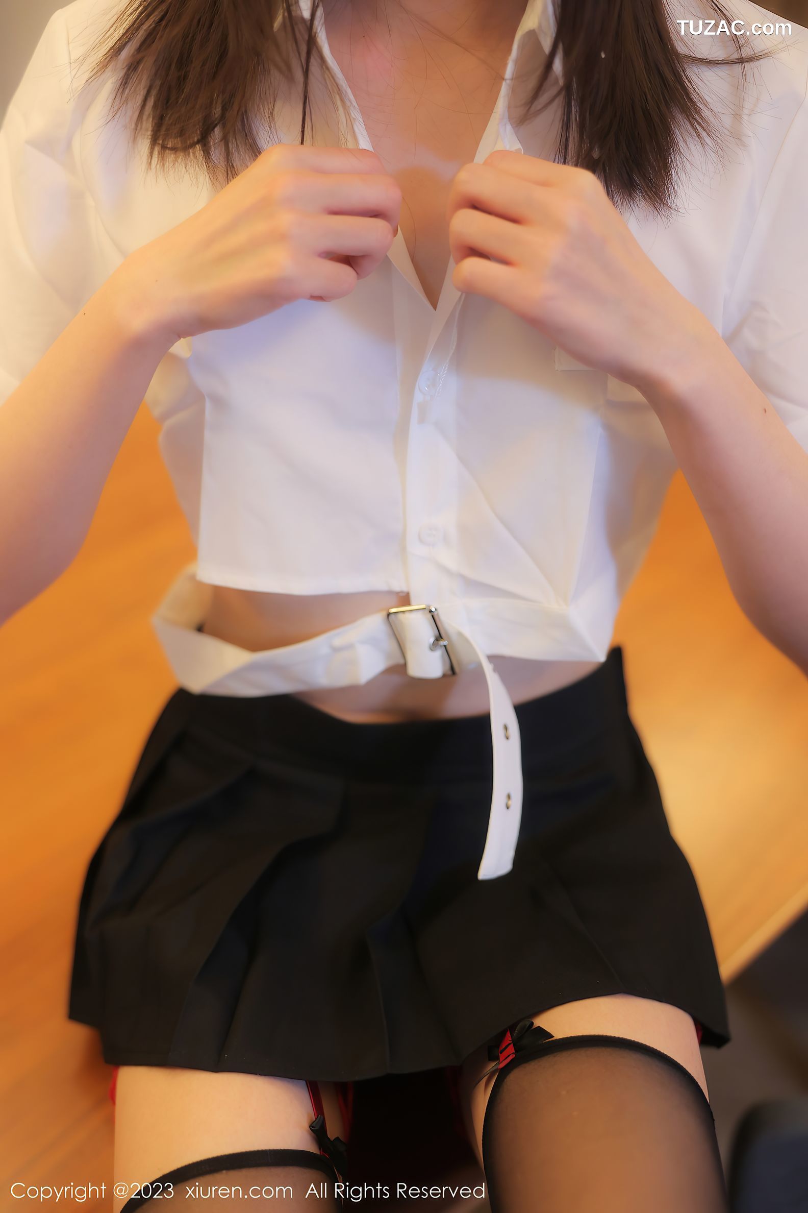 XiuRen秀人网-6862-甜佳佳-白色短款上衣黑短裙半撩-2023.06.06