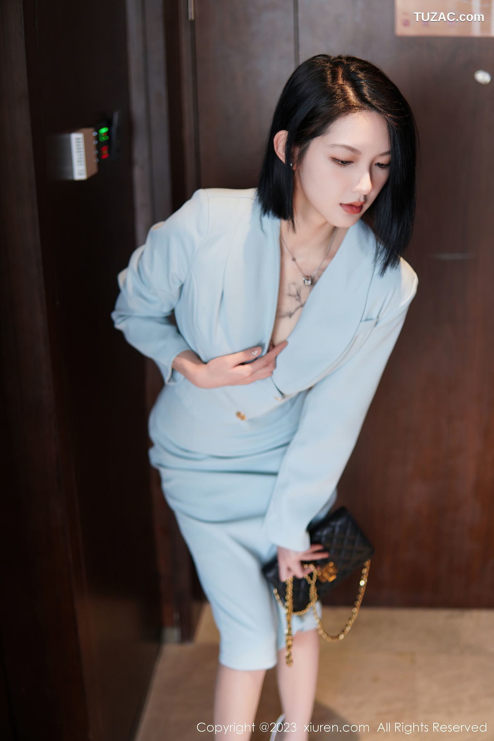 XiuRen秀人网-6885-乔一一-淡蓝色OL服饰墨绿色内衣原色丝袜-2023.06.09