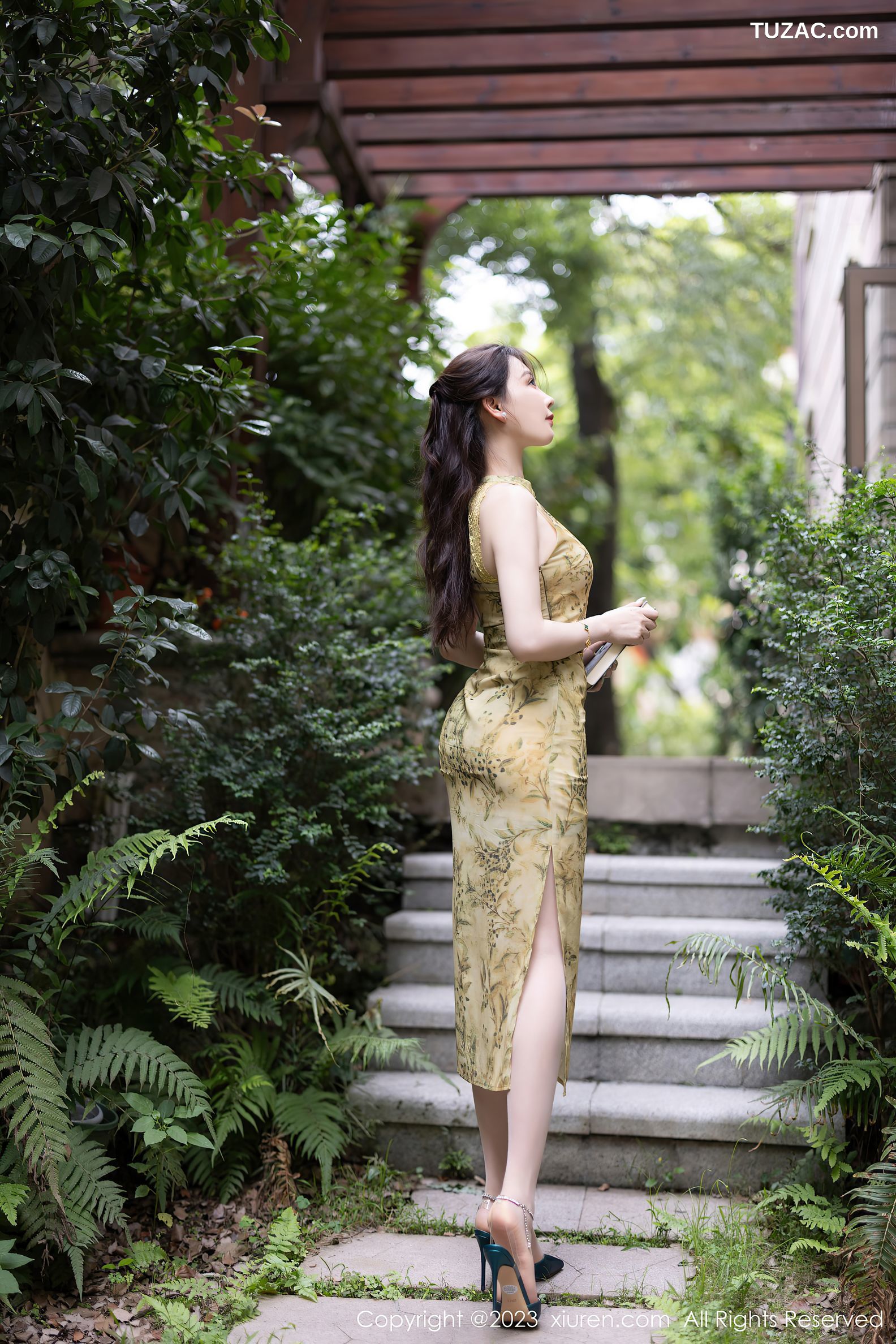XiuRen秀人网-7083-徐莉芝Booty-文艺风金色旗袍黑丝-2023.07.14