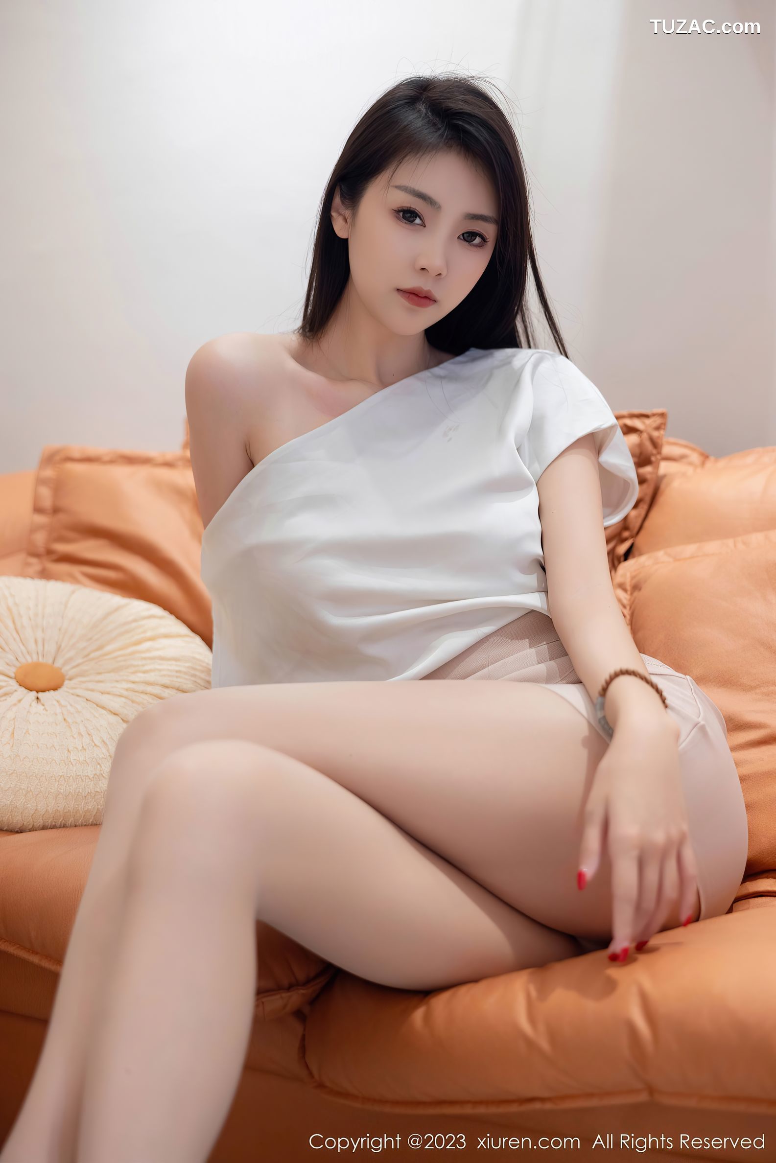 XiuRen秀人网-7457-可樂Vicky-白T米色短裙原色丝袜-2023.09.28