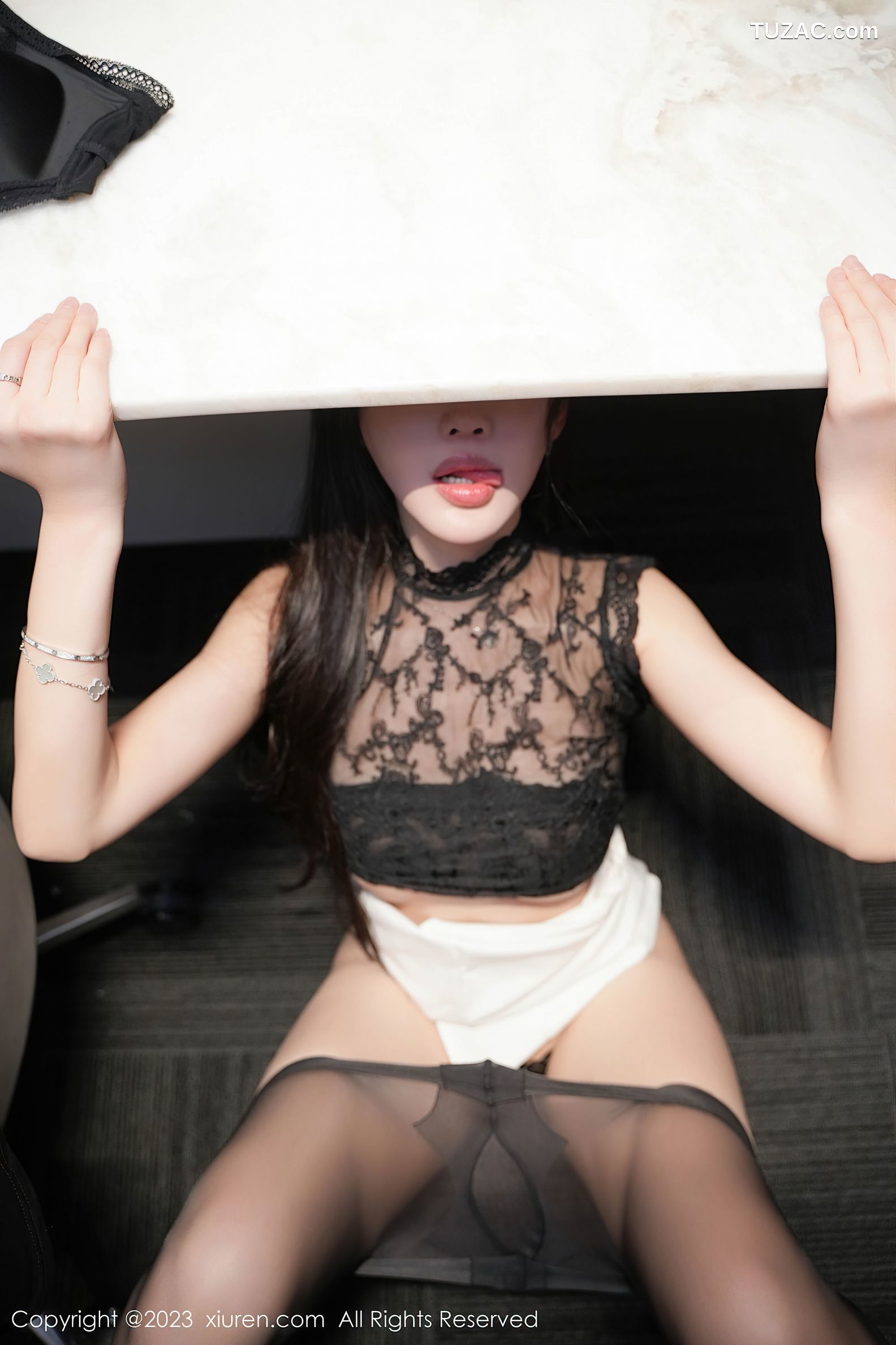 XiuRen秀人网-7792-Carol周妍希-黑色蕾丝上衣白短裙黑丝-2023.12.11