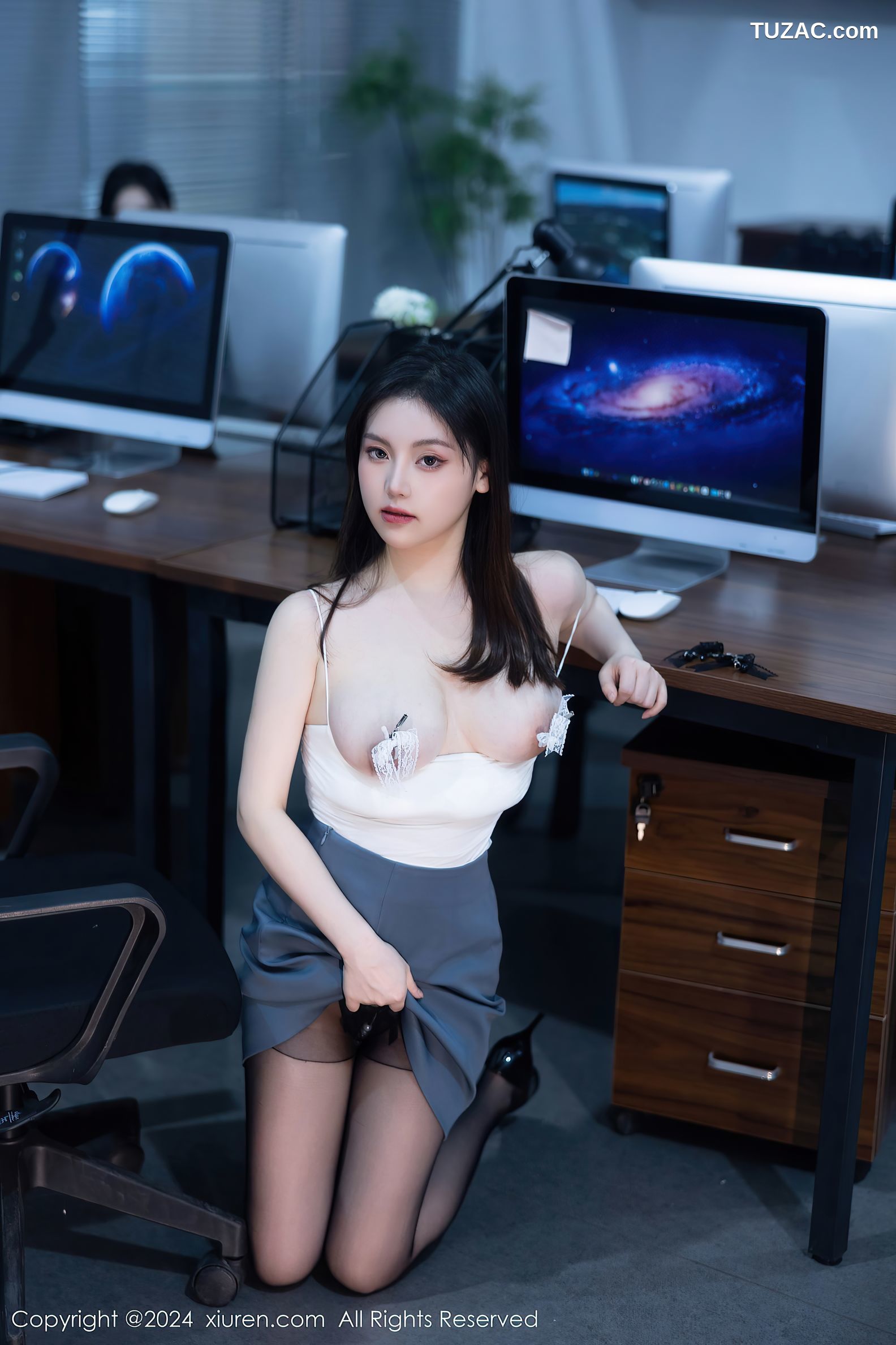 XiuRen秀人网-7923-豆瓣酱-模特合集-OL灰色裙装白内衣黑丝爆乳-2024.01.05