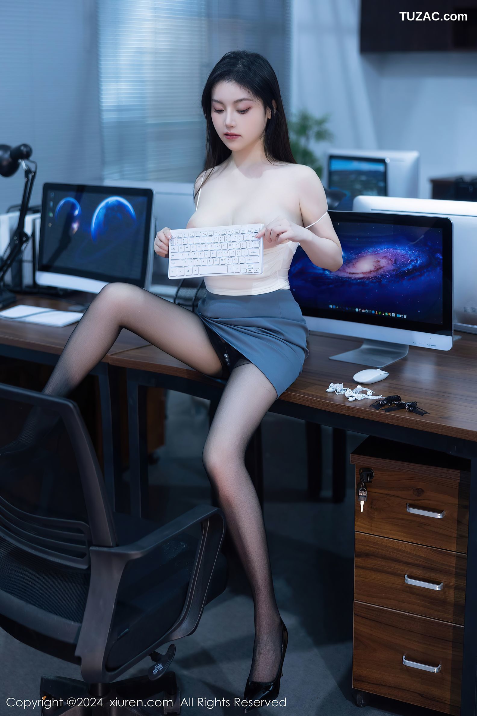 XiuRen秀人网-7923-豆瓣酱-模特合集-OL灰色裙装白内衣黑丝爆乳-2024.01.05