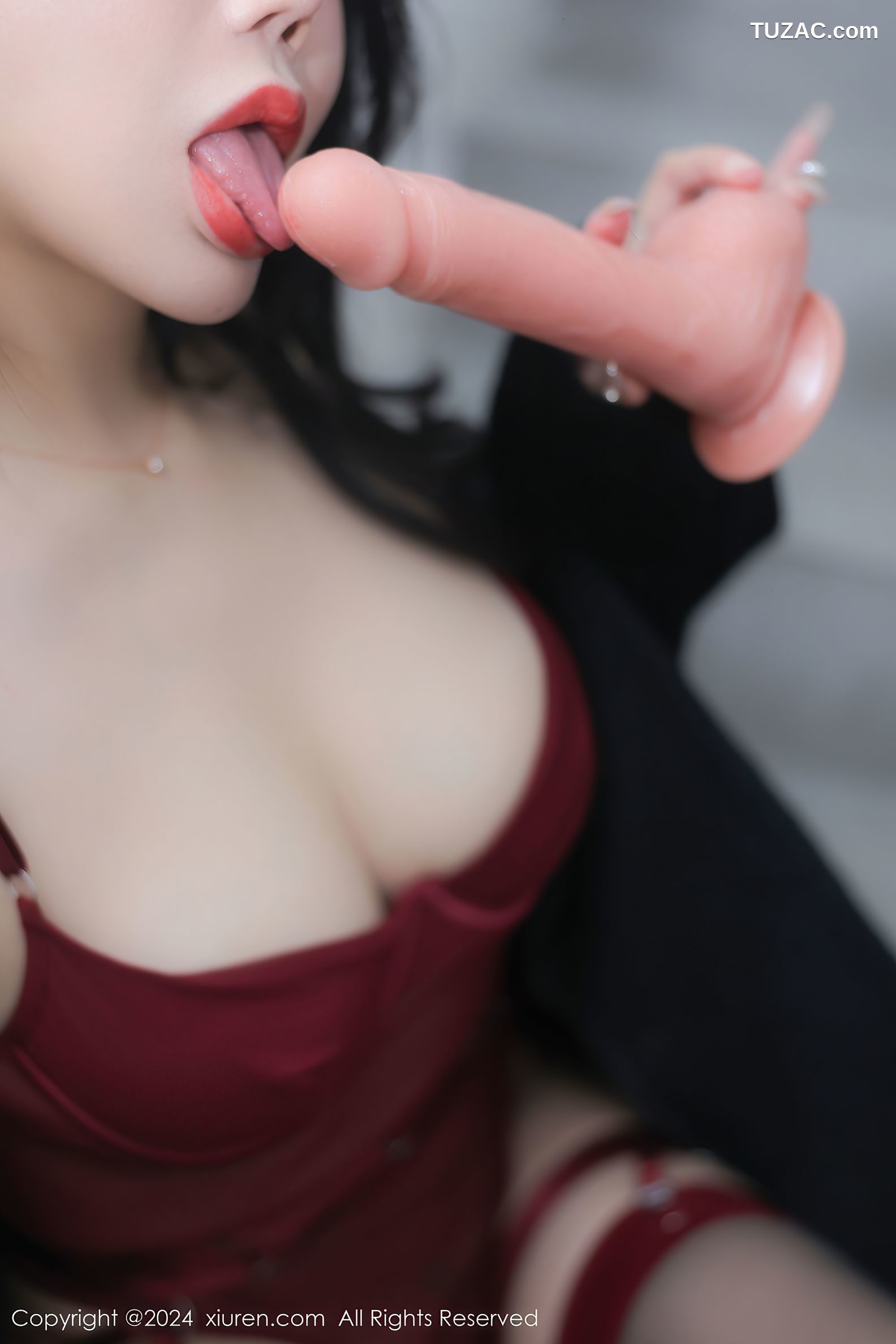 XiuRen秀人网-8221-李若汐-黑色大衣下的酒红色情趣内衣黑丝-2024.03.13