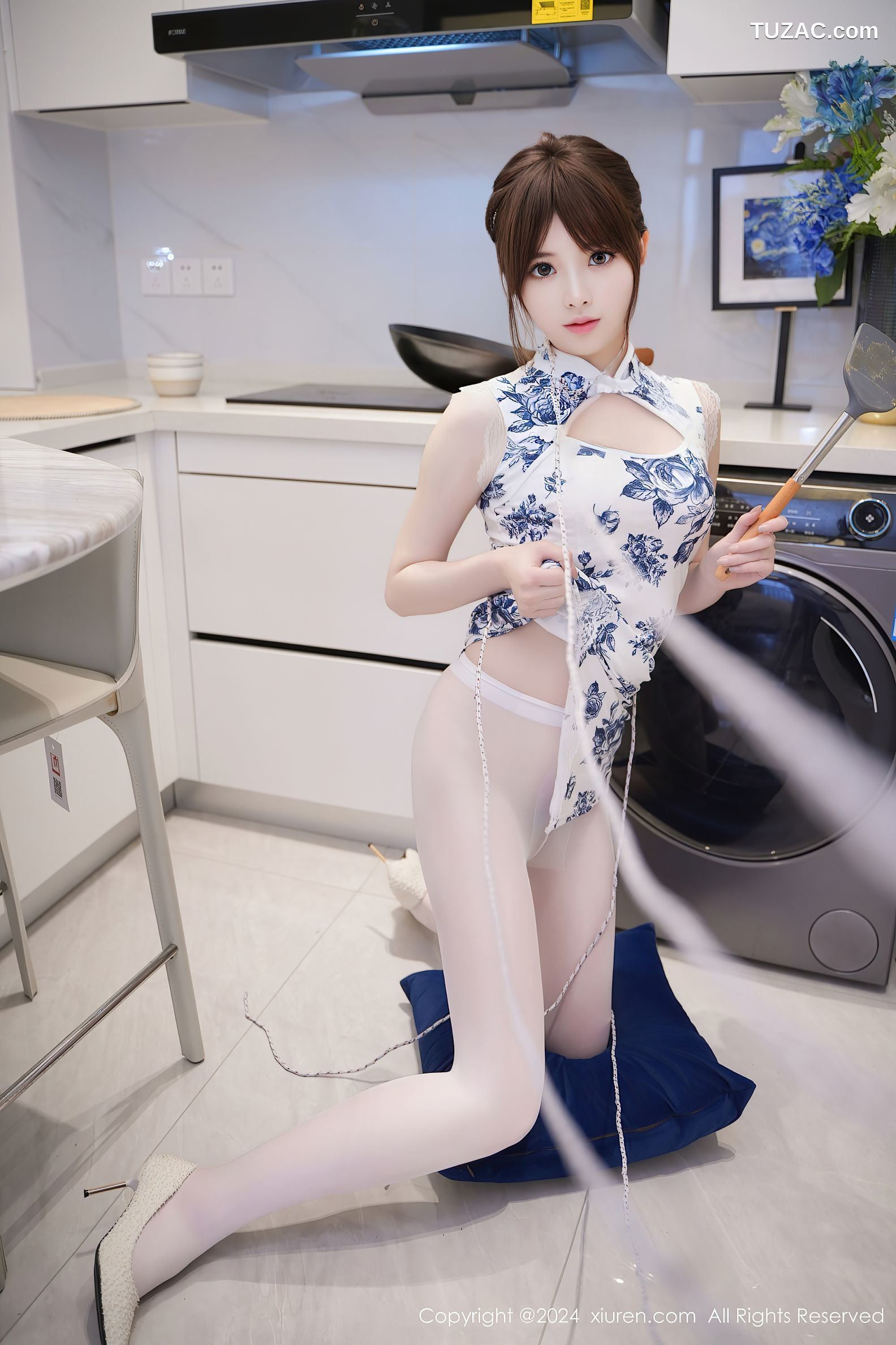 XiuRen秀人网-8255-梦灵儿Mini-白色蓝印花短旗袍肉丝人妻厨房-2024.03.19