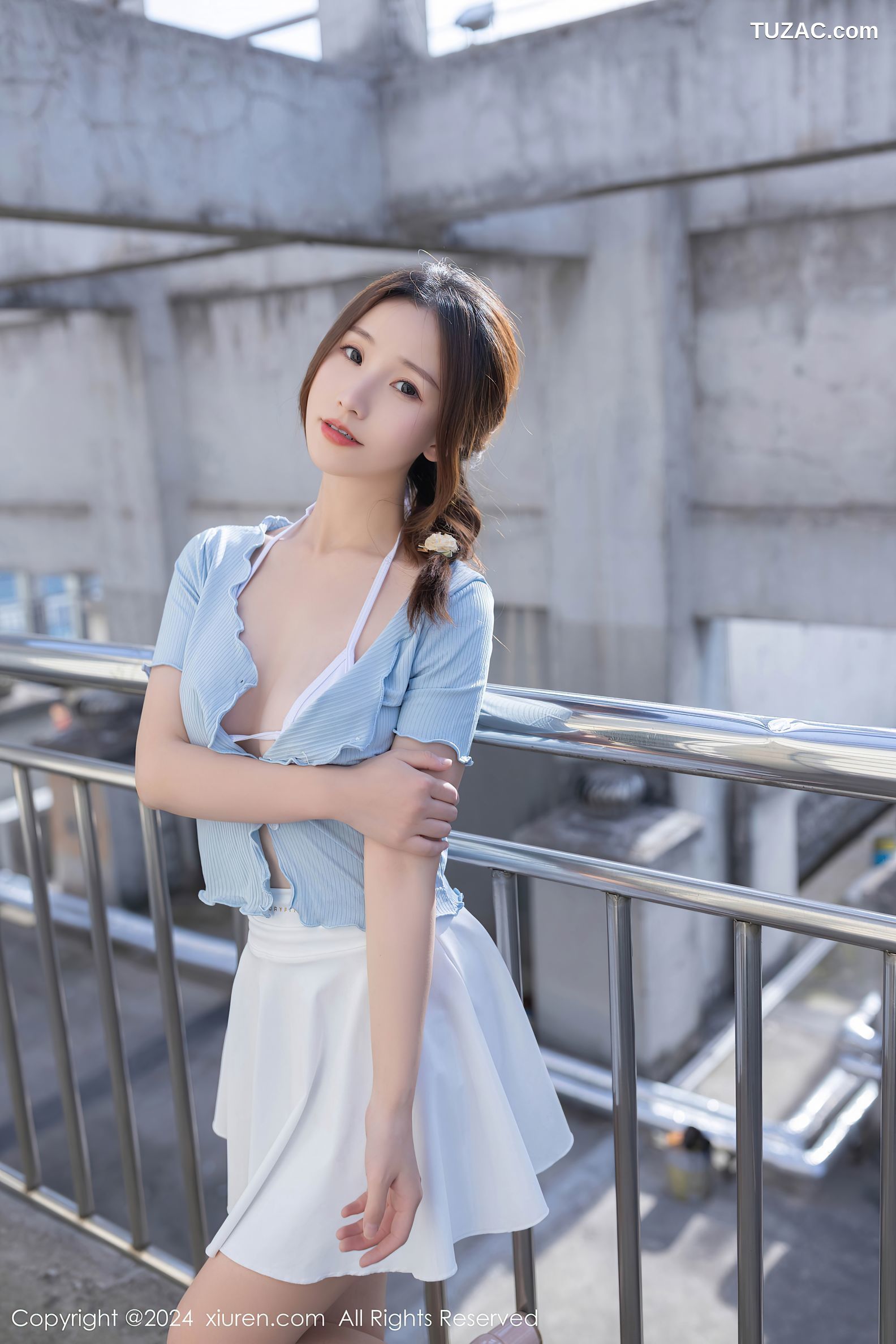XiuRen秀人网-8369-杏子Yada-淡蓝T白色短裙白色内衣户外爆乳-2024.04.10