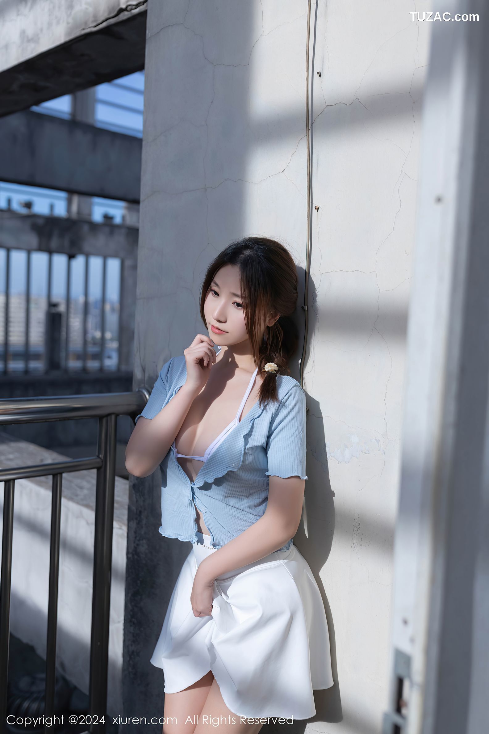 XiuRen秀人网-8369-杏子Yada-淡蓝T白色短裙白色内衣户外爆乳-2024.04.10