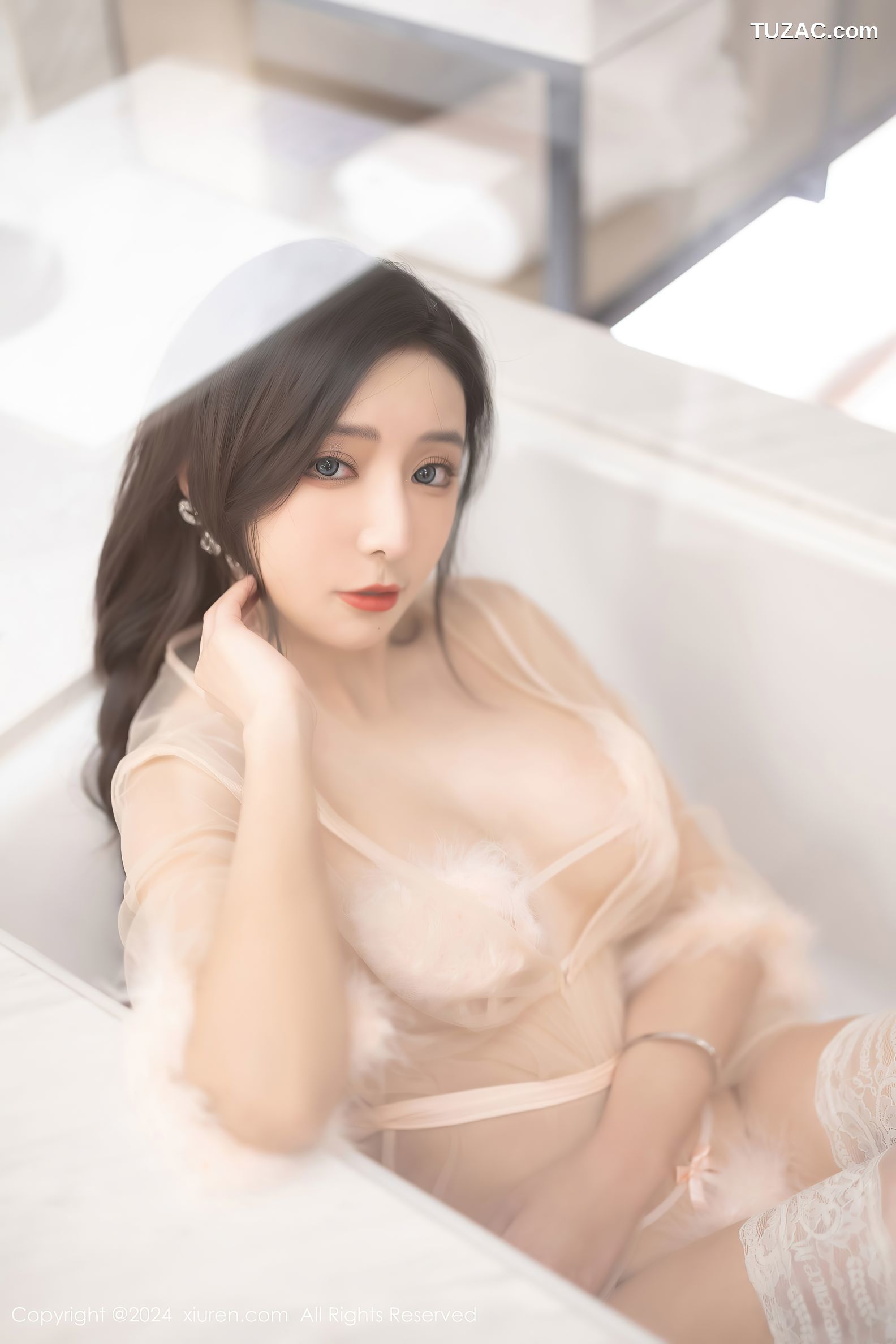 XiuRen秀人网-8378-王馨瑶yanni-哈尔滨旅拍-红色时尚肚兜红色长裙-肉色轻透纱裙-2024.04.11