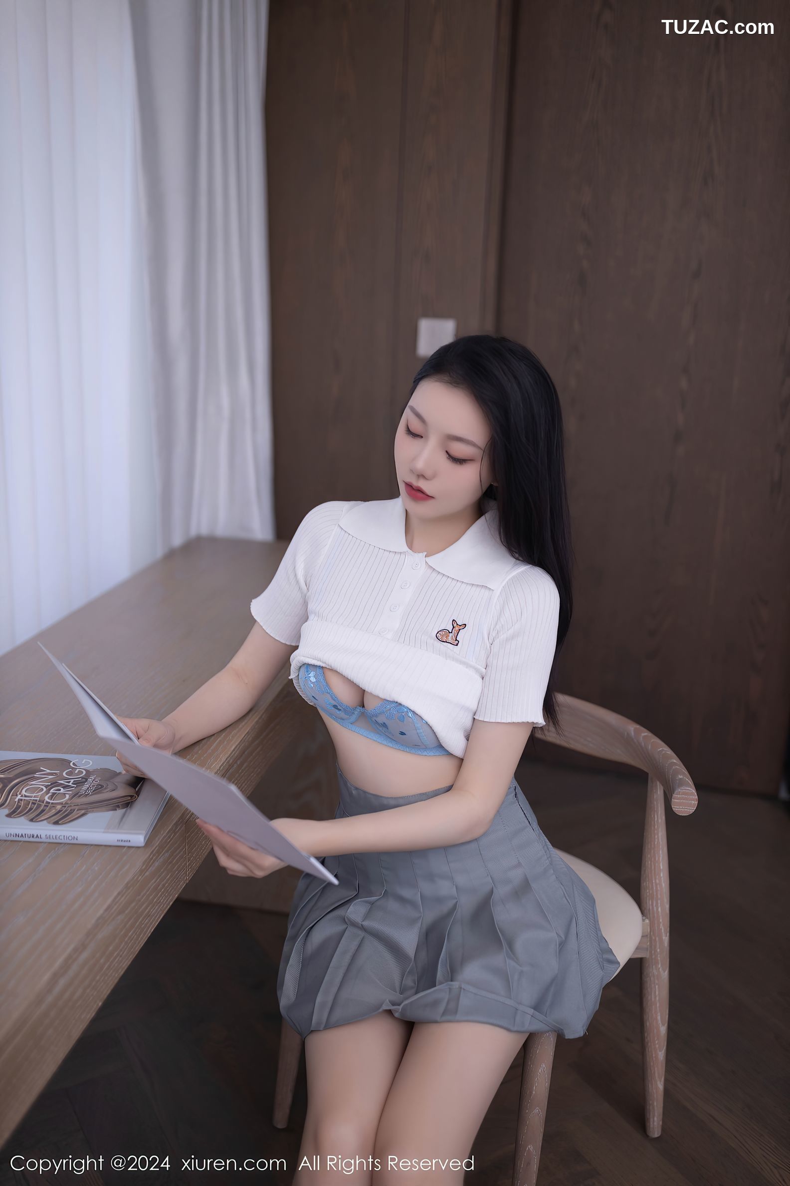 XiuRen秀人网-8649-安然anran-迪拜旅拍-白T灰短裙淡灰蓝内衣-2024.06.04