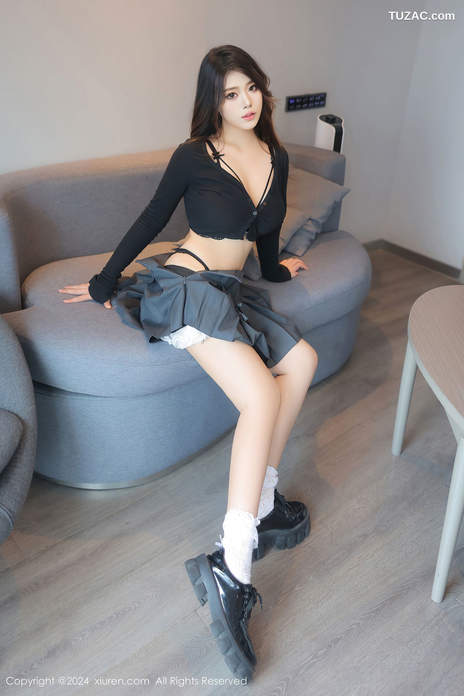 XiuRen秀人网-8870-蛋蛋宝-灰色JK制服黑色内衣爆乳-2024.07.17