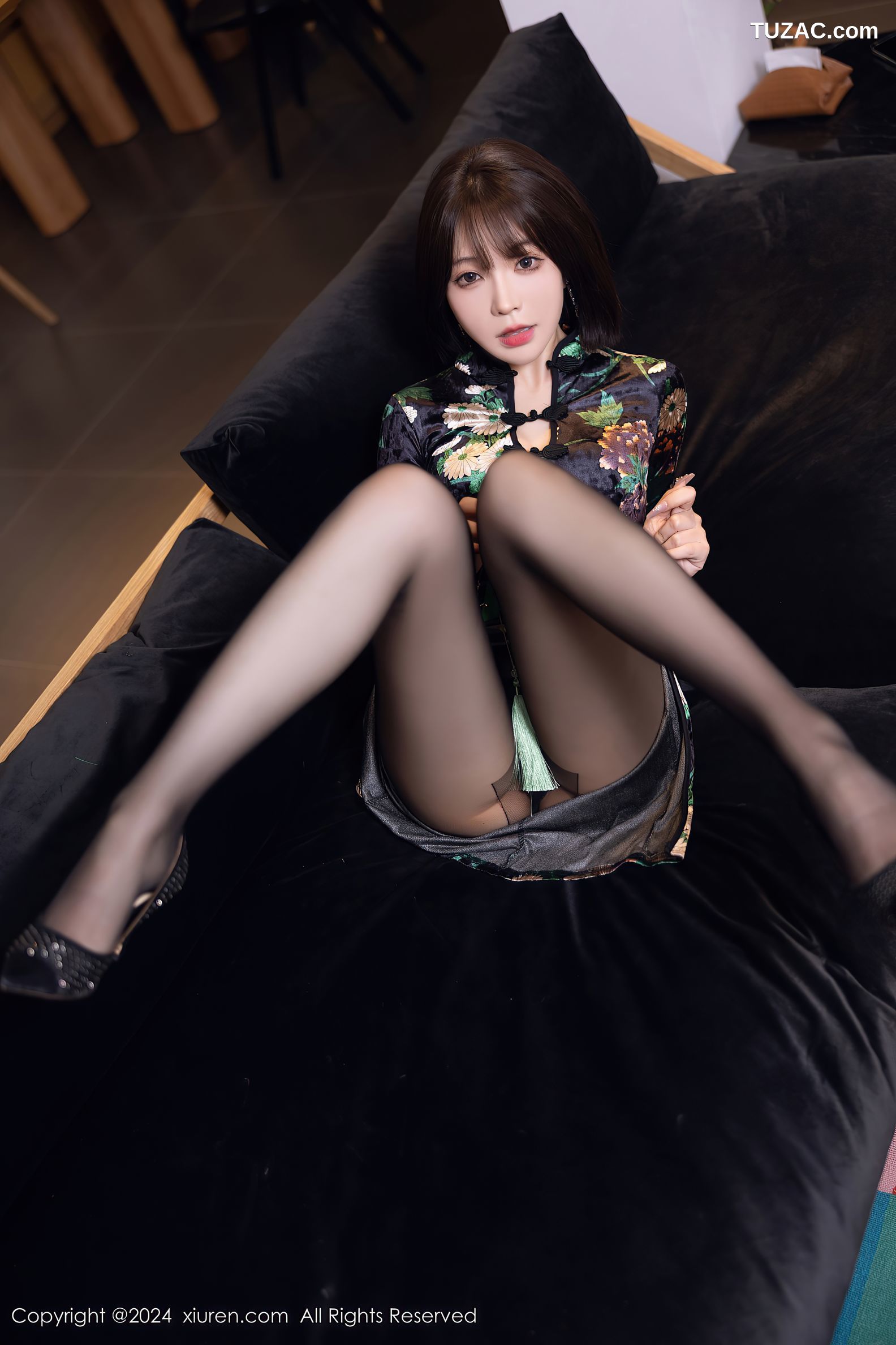 XiuRen秀人网-8876-徐莉芝Booty-黑色印花旗袍黑丝-2024.07.17