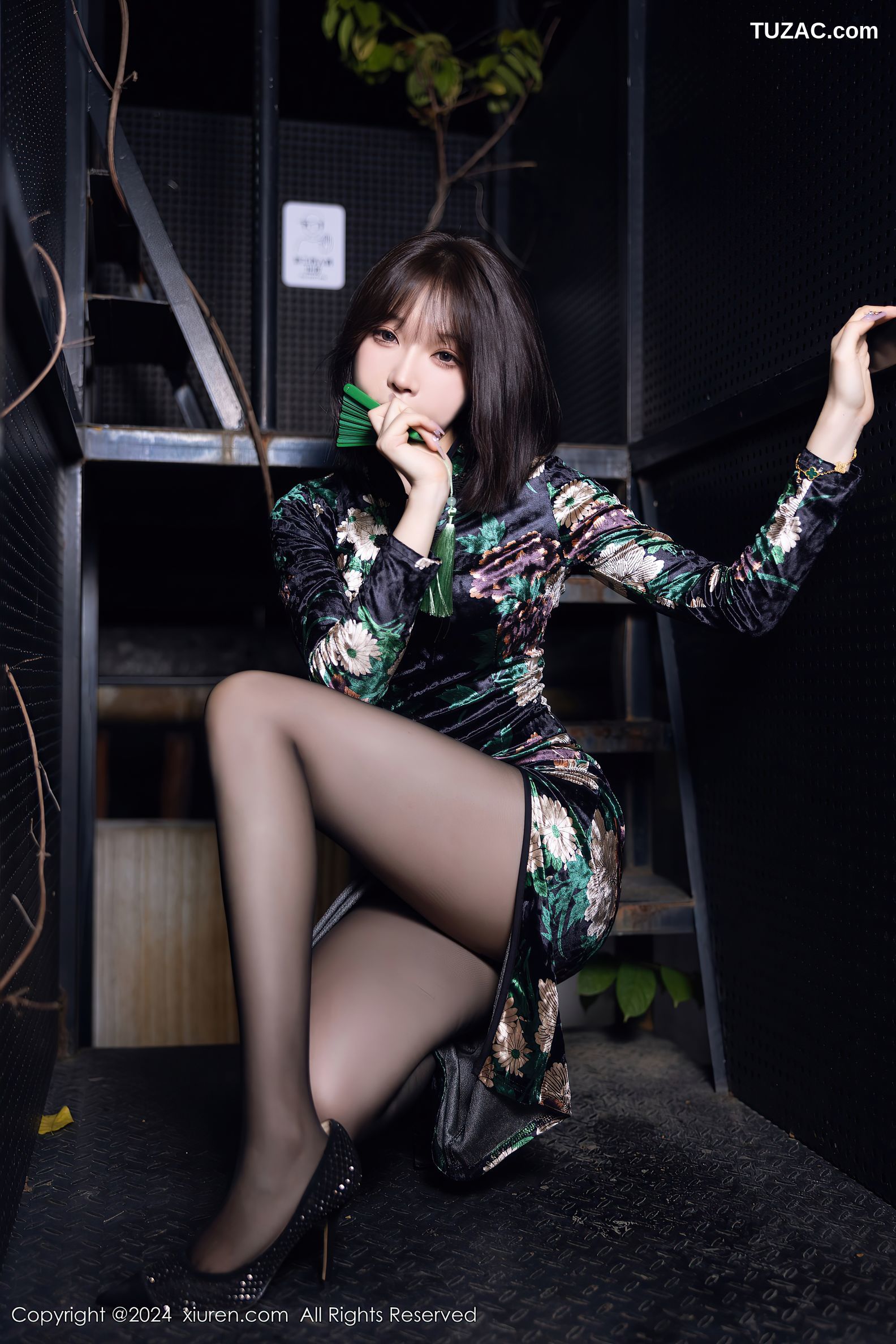 XiuRen秀人网-8876-徐莉芝Booty-黑色印花旗袍黑丝-2024.07.17